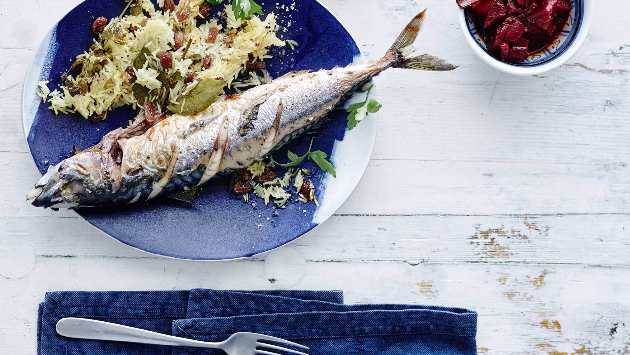 Gebratene Makrele Sie suchen ein Rezept für Makrelen? Probieren Sie unsere gebratenen Fisch in einer feinen Soße aus Rote-Bete, Ingwer, Koriander- und Fenchelsamen. Dazu reichen Sie gebackenen Basmati-Rosinen-Reis.