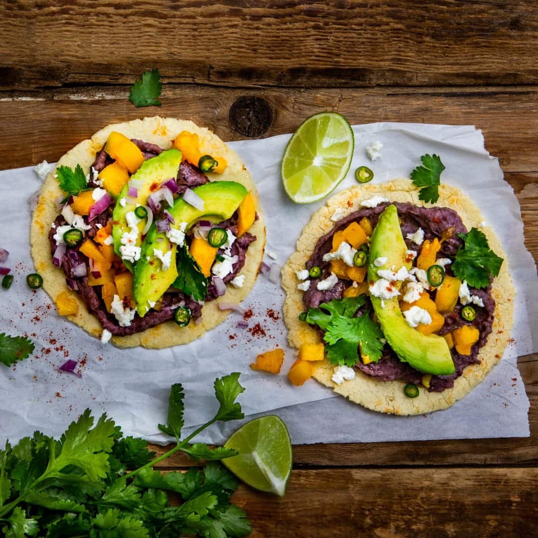 Tacos sind ein Gericht der mexikanischen Küche und ganz einfach selberzumachen: Probieren Sie doch mal die vegetarische Variante!
