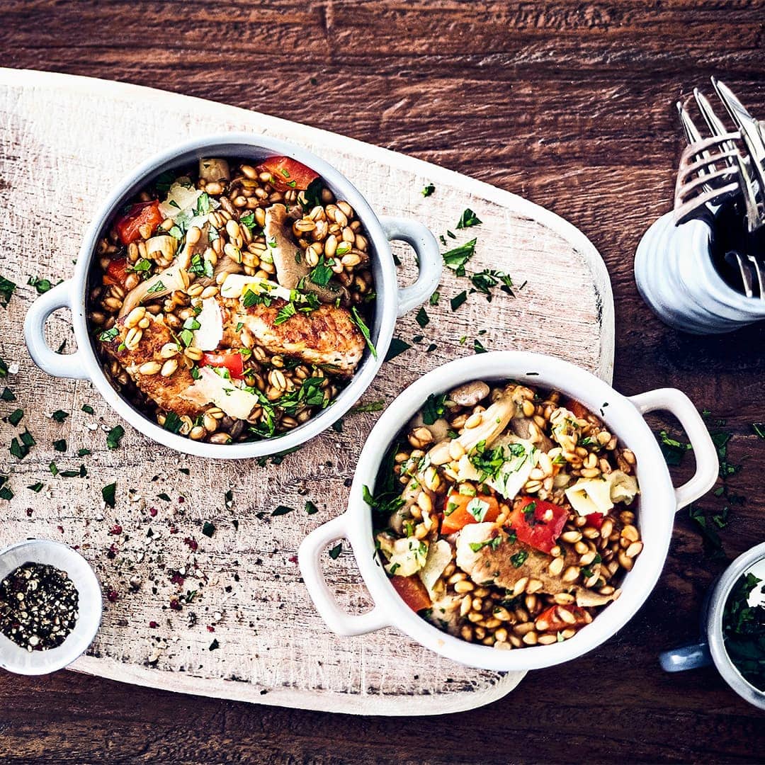 Schnelles Risotto-Mittagsgericht: Zaubern Sie mit unserem Rezept im Nu ein saftiges Schweine-Geschnetzeltes an Weizen-Risotto mit frischen Kräutern und Parmesan!