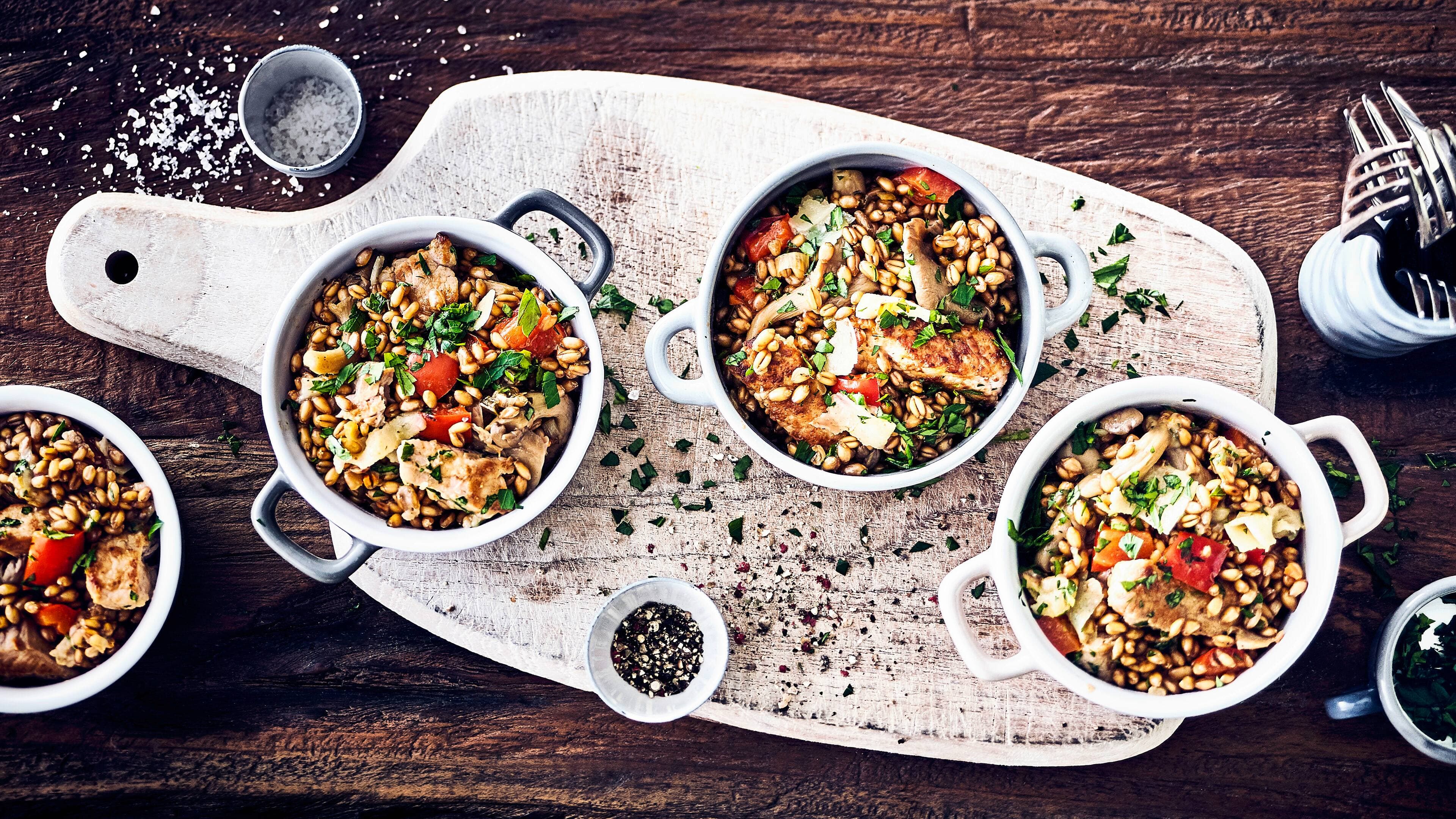 Geschnetzeltes an Risotto Schnelles Risotto-Mittagsgericht: Zaubern Sie mit unserem Rezept im Nu ein saftiges Schweine-Geschnetzeltes an Weizen-Risotto mit frischen Kräutern und Parmesan!