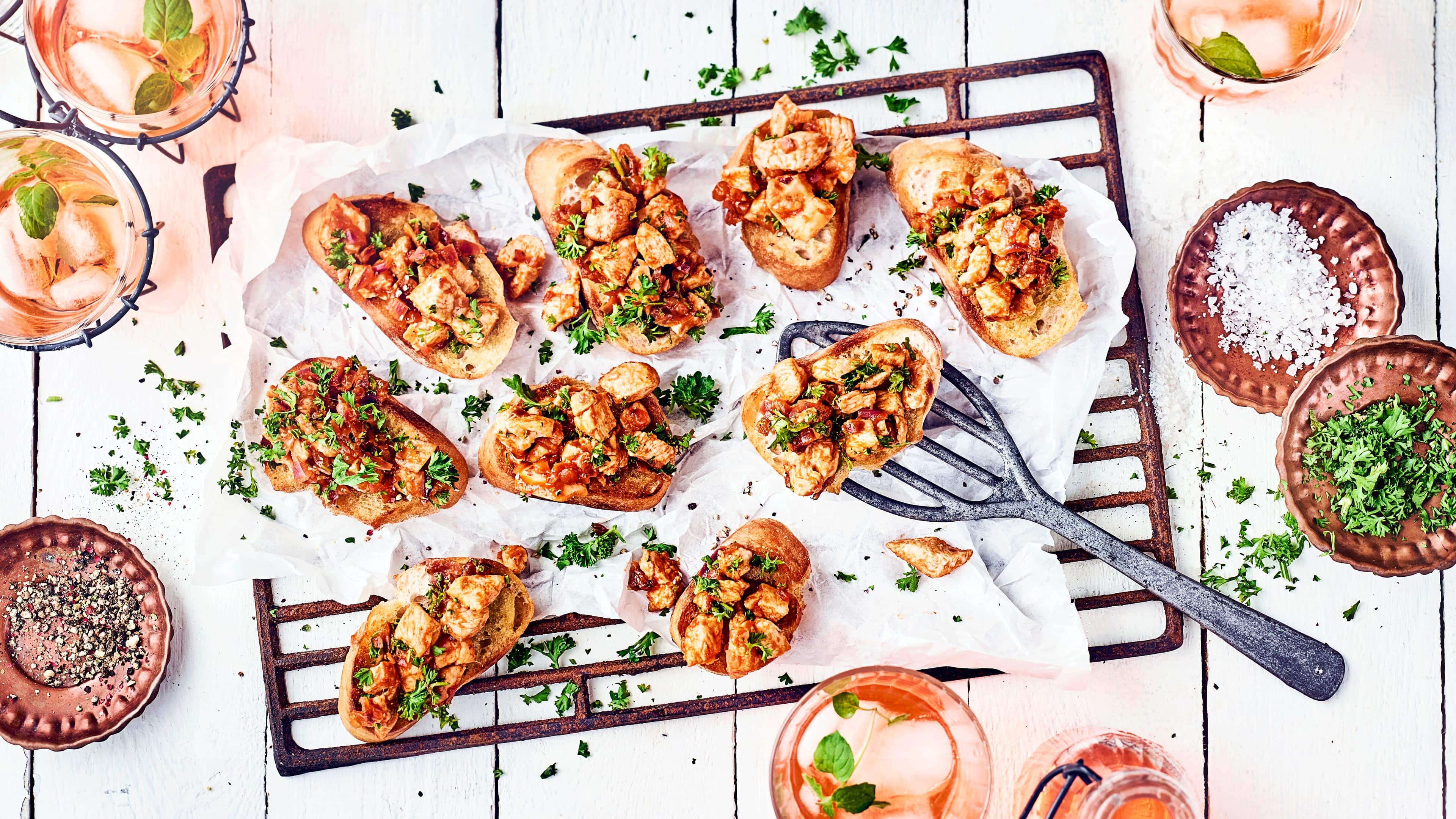 Hähnchen-Bruschetta Kein klassisches Bruschetta, dafür aber mit kross angebratenen Hähnchenbrustfilets und Tomaten belegt. Probieren Sie doch mal alternativ unsere Hähnchenbrust-Bruschetta.