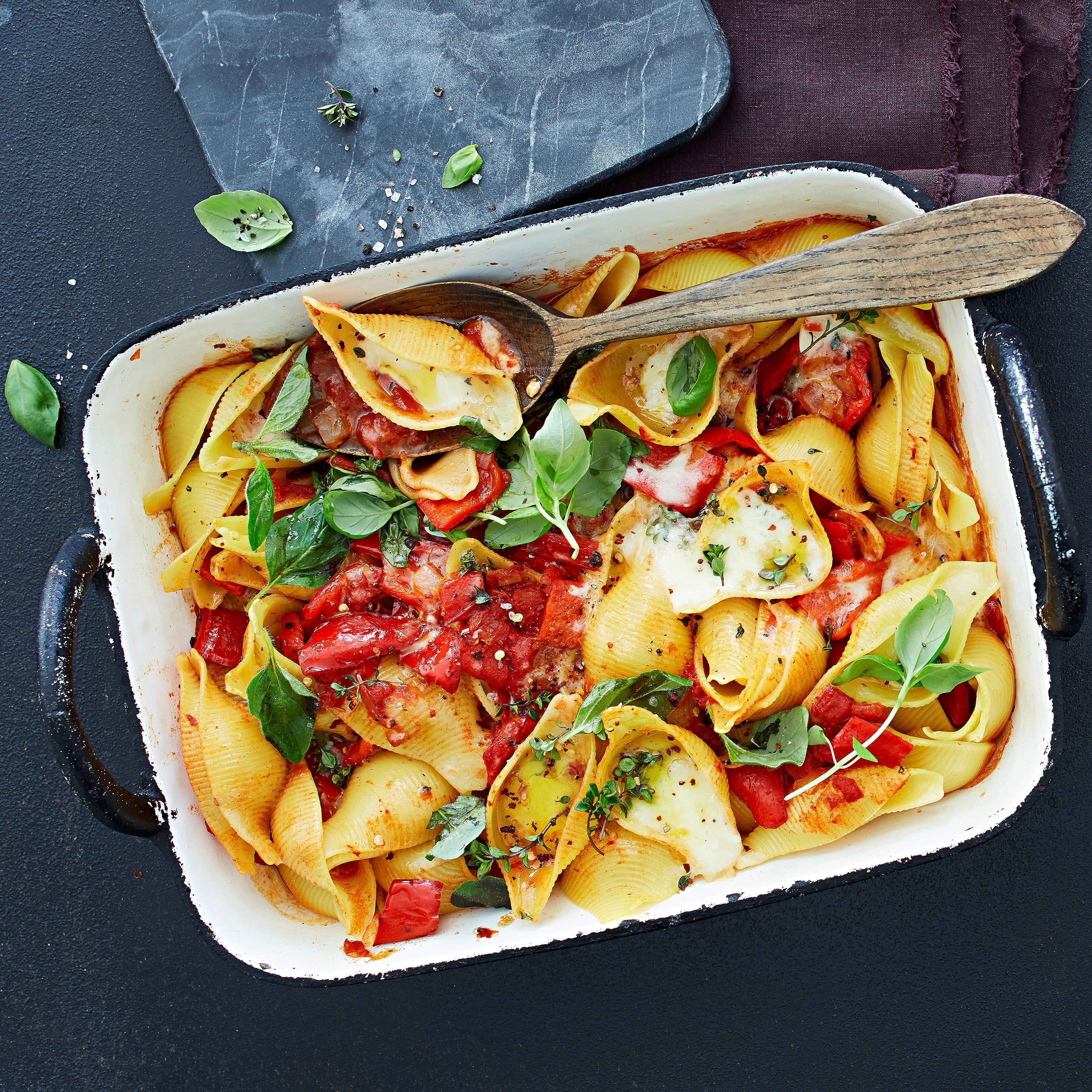 Mediterrane Tomaten-Muschelnudeln mit Paprikasauce: In dieses leckere Nudelgericht passt natürlich auch Aubergine. Einfach die Hälfte der Paprika durch Auberginenwürfel ersetzen mit anbraten.