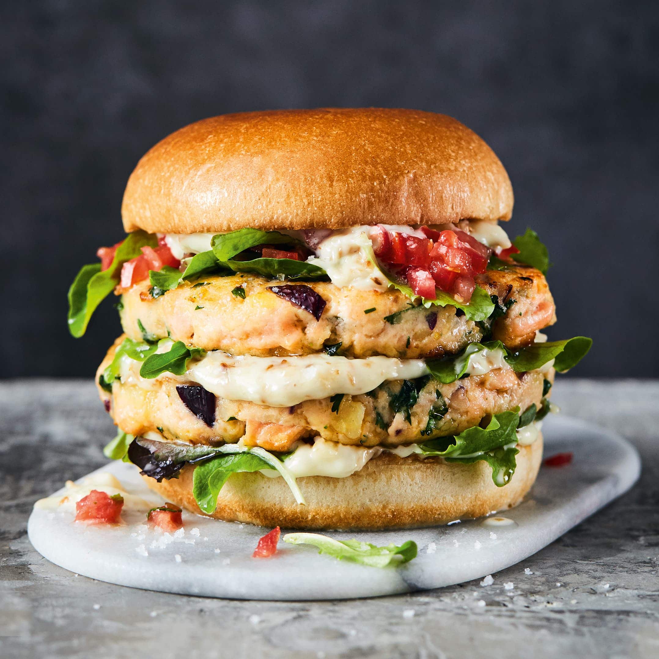 Burger mal anders: Probieren Sie unseren Spice Thai-Fisch-Burger mit Lachs, Kartoffeln, Tomaten, Minze und Koriander.