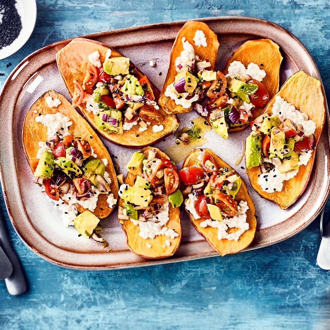 Kleiner Snack für Zwischendurch oder auf dem Buffet. Getoastete Süßkartoffeln mit Tomaten-Avocado-Salat.