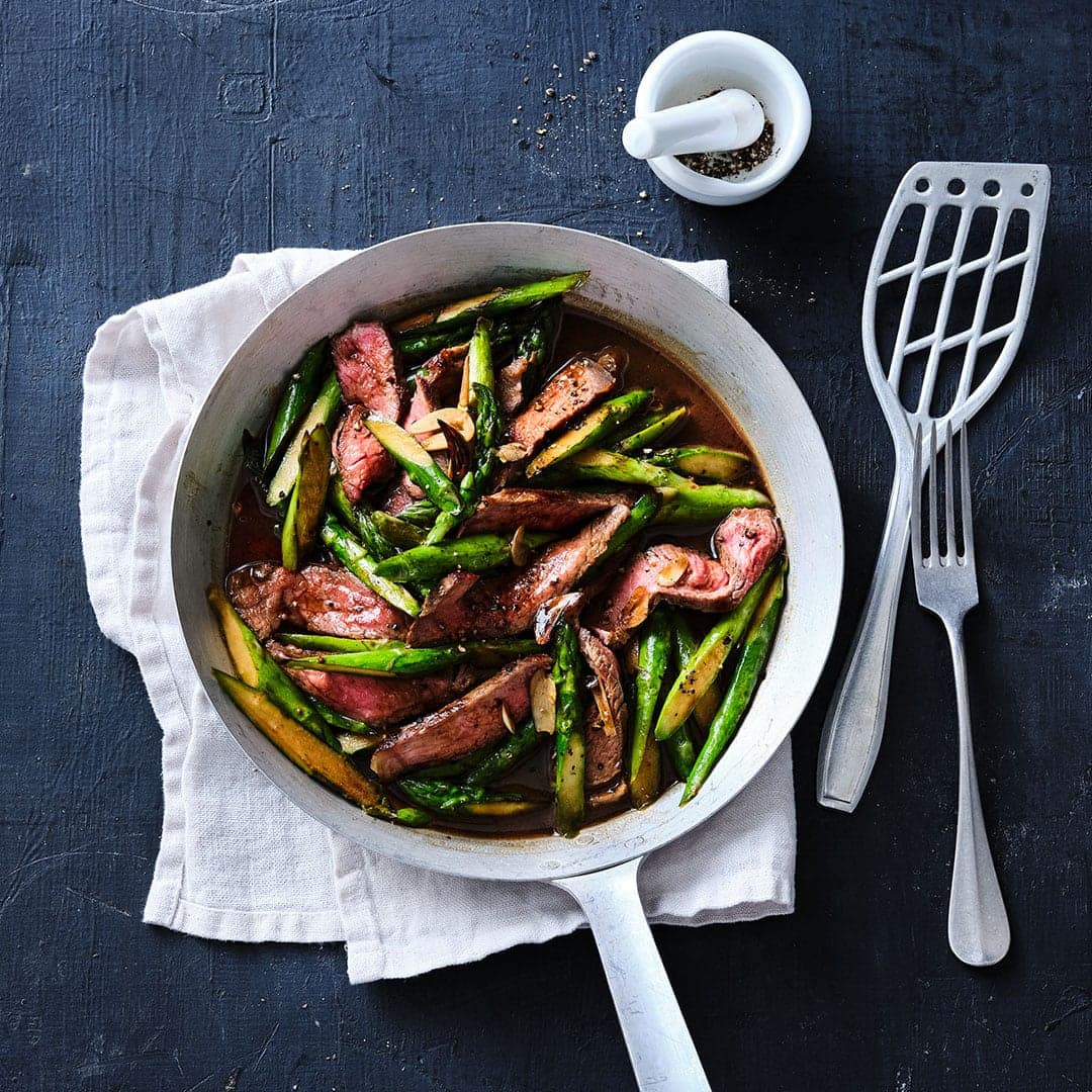 Nur 5 frische Zutaten, ein paar Kleinigkeiten aus dem Vorrat und ruckzuck haben Sie ein spannendes Gericht fertig: Unser Rezept für eine Steakpfanne mit grünem Spargel, Ingwer und Sojasauce.