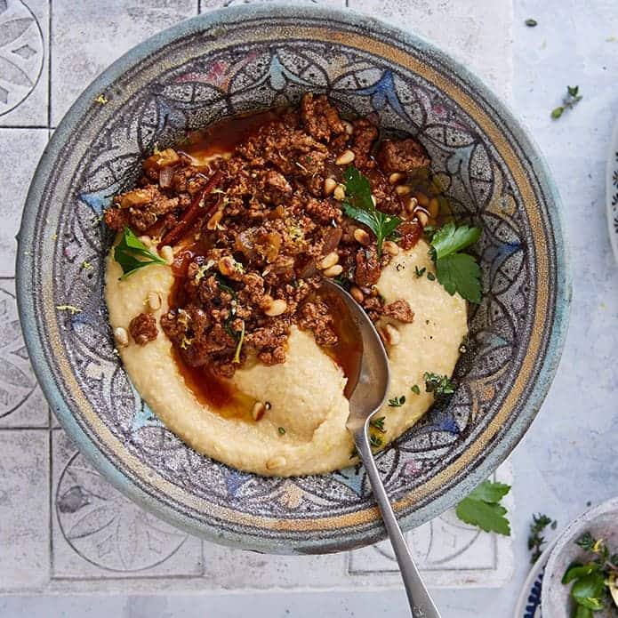 Die orientalische Spezialität Hummus lässt sich einfach Selbermachen: Probieren Sie den cremigen Kichererbsenbrei mit einem Lammsugo und garnieren das Ganze mit Petersilie und Pinienkernen.