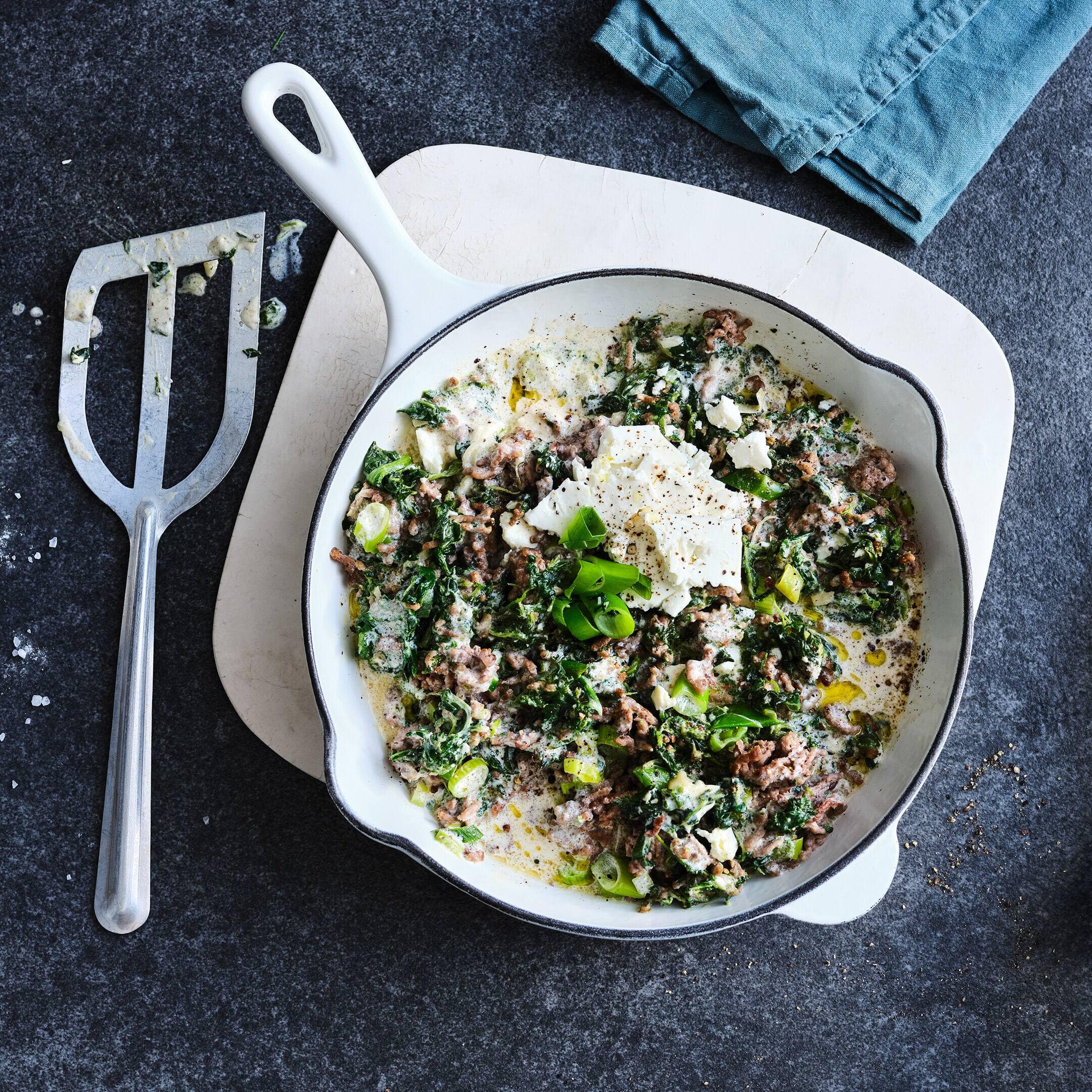 Ein Rezept mit nur 5 Zutaten muss nicht immer Nudeln mit Tomatensoße sein. Probieren Sie doch mal unsere Spinat-Hack-Pfanne mit Hirtenkäse und Crème fraîche.