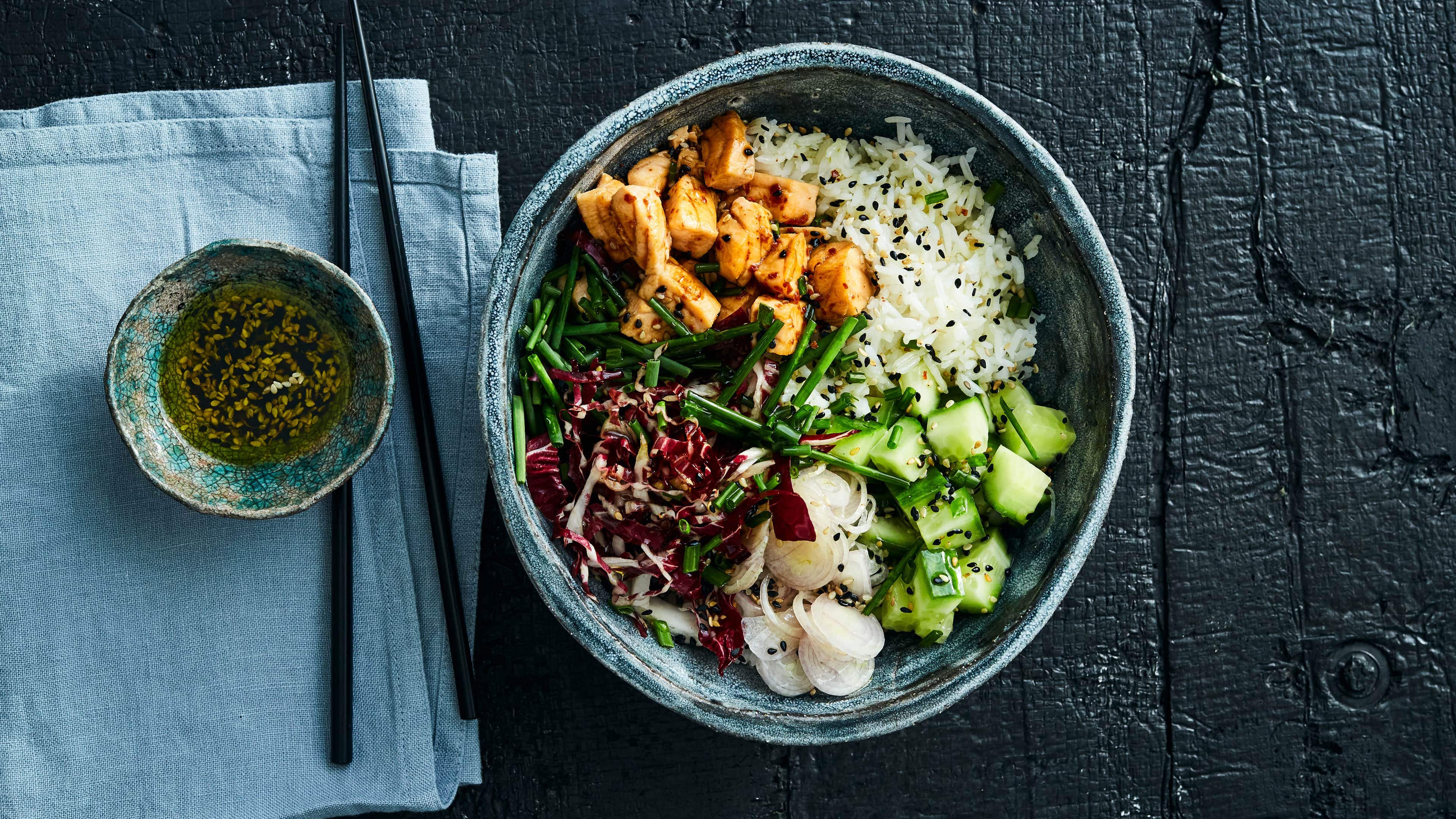 Spicy Bowl mit Lachs und Radicchio Von Bowls können wir gar nicht genug bekommen und da es so viele Möglichkeiten gibt, präsentieren wir hier eine davon: Unsere Spicy Bowl mit Lachs und Radicchio.