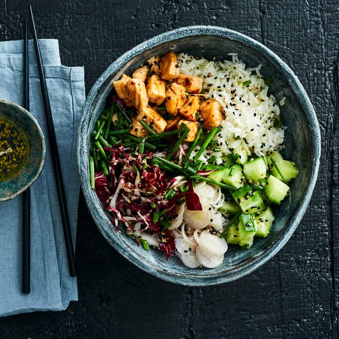 Von Bowls können wir gar nicht genug bekommen und da es so viele Möglichkeiten gibt, präsentieren wir hier eine davon: Unsere Spicy Bowl mit Lachs und Radicchio.