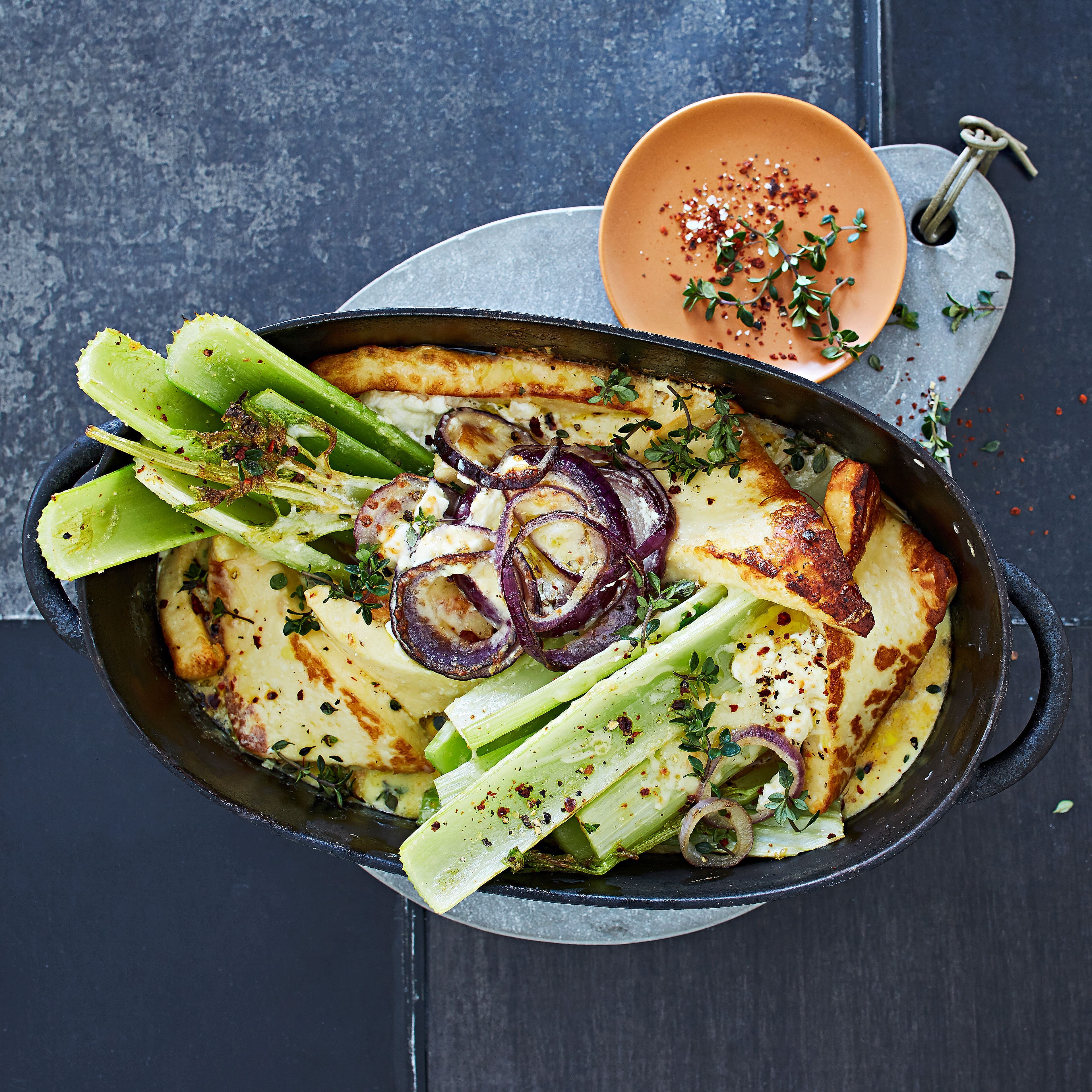 Ein kleiner Tipp für unseren leckeren Sellerie-Auflauf mit Halloumi: Wer es im Winter noch würziger mag und etwas Abwechslung möchte, kann hier gerne den Sellerie durch Lauch tauschen.