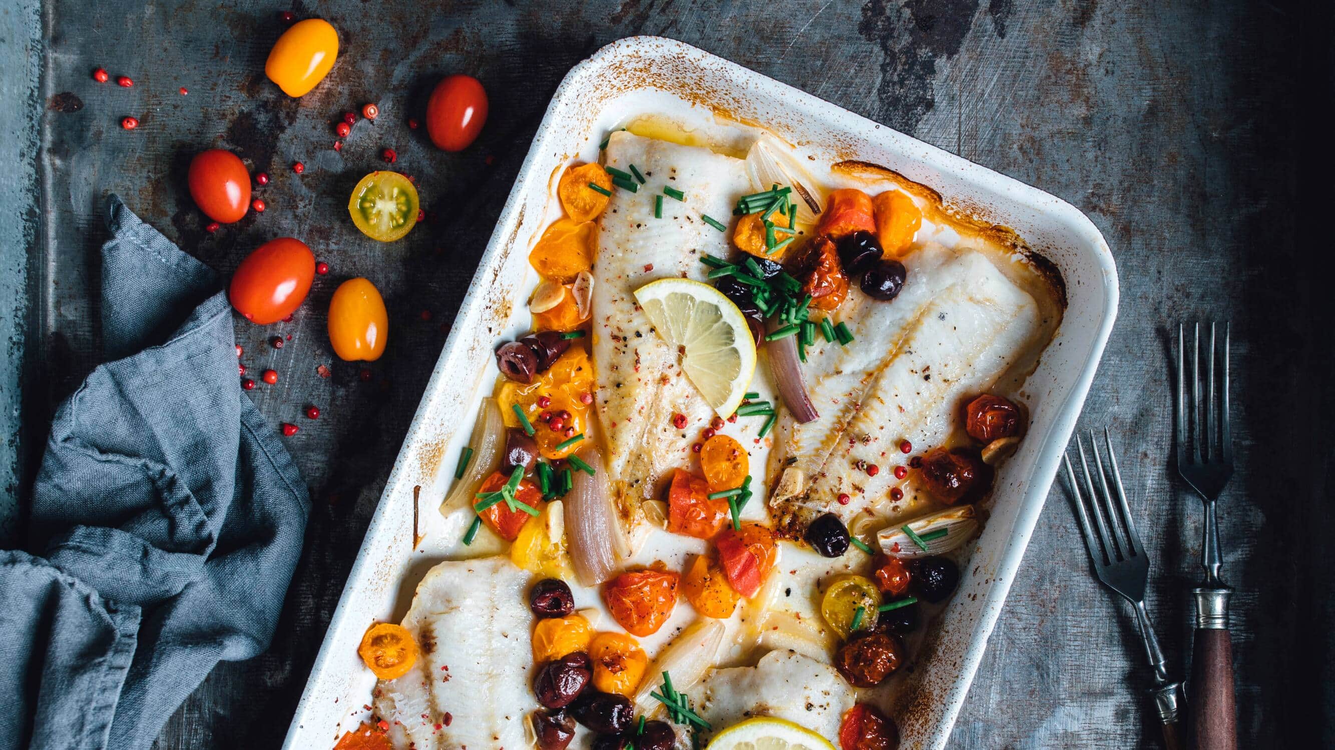 Seehechtfilets aus dem Ofen Ein schnelles und einfaches Rezept für die Zubereitung von Seehecht mit Tomaten und Oliven im Ofen. Dazu passt Baguette.