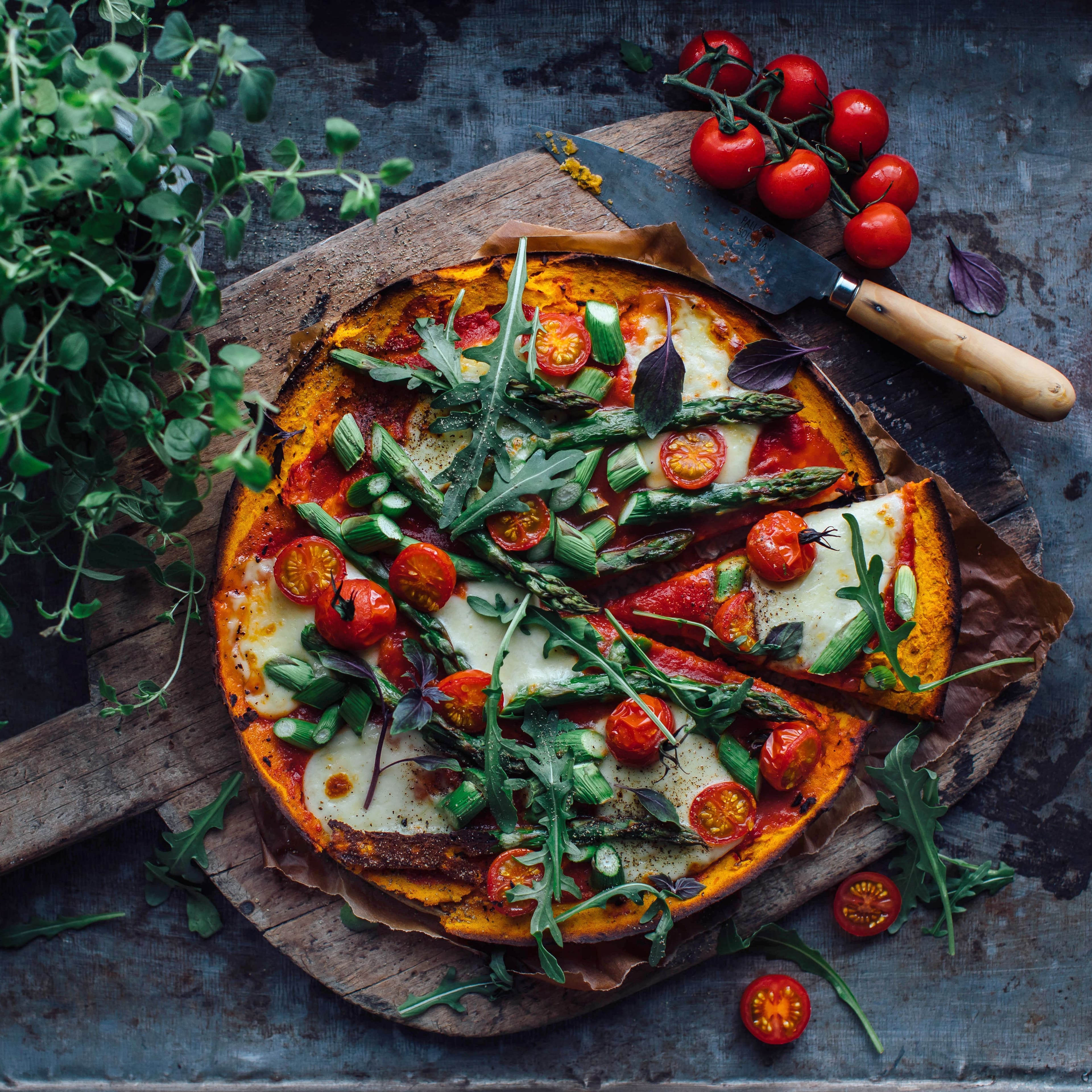 Super lecker und glutenfrei! Und da der Süßkartoffelboden unserer Pizza herrlich weich wird, am besten mit einem Tortenheber servieren und mit Messer und Gabel essen.