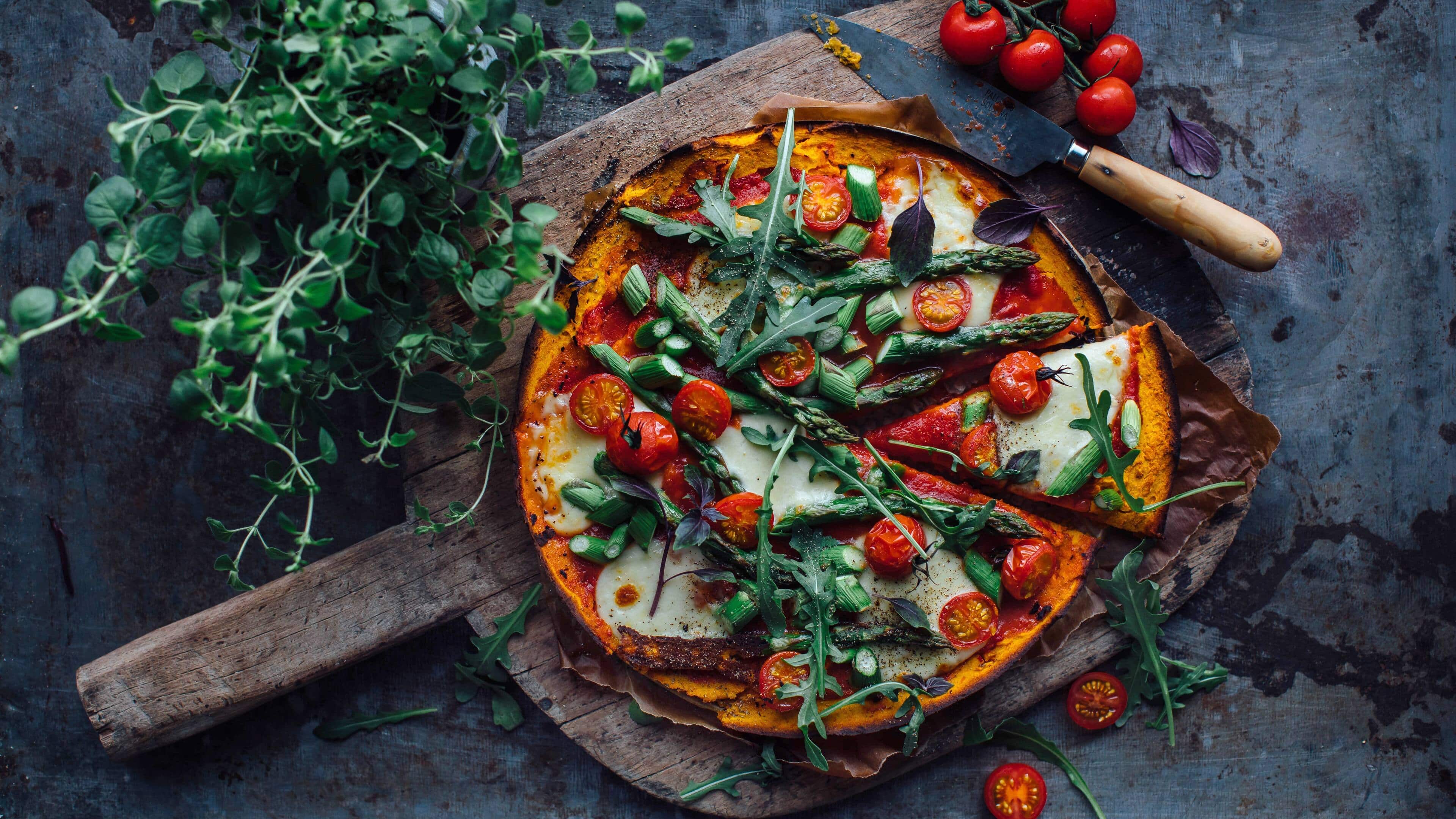 Pizza mit Süßkartoffelboden Super lecker und glutenfrei! Und da der Süßkartoffelboden unserer Pizza herrlich weich wird, am besten mit einem Tortenheber servieren und mit Messer und Gabel essen.