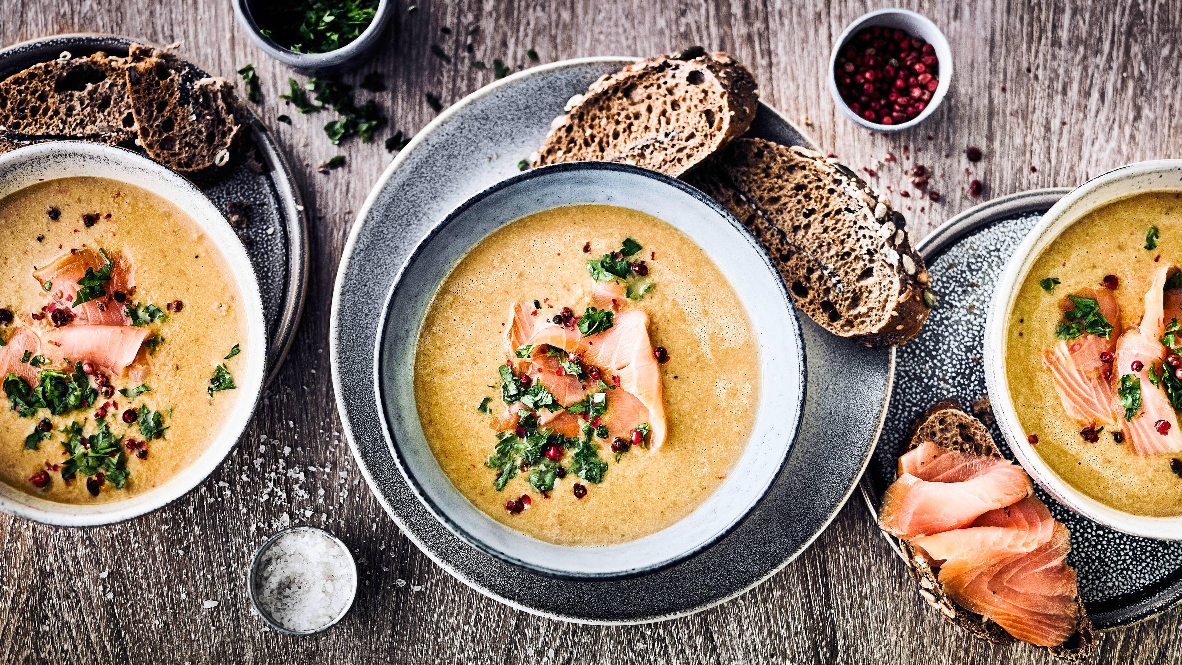Pilzcremesuppe mit Lachs Wärmende Vorspeise: Probieren Sie unsere selbst gemachte Pilzcremesuppe mit Petersilienwurzel, Frischkäse und Streifen von geräuchertem Lachs!