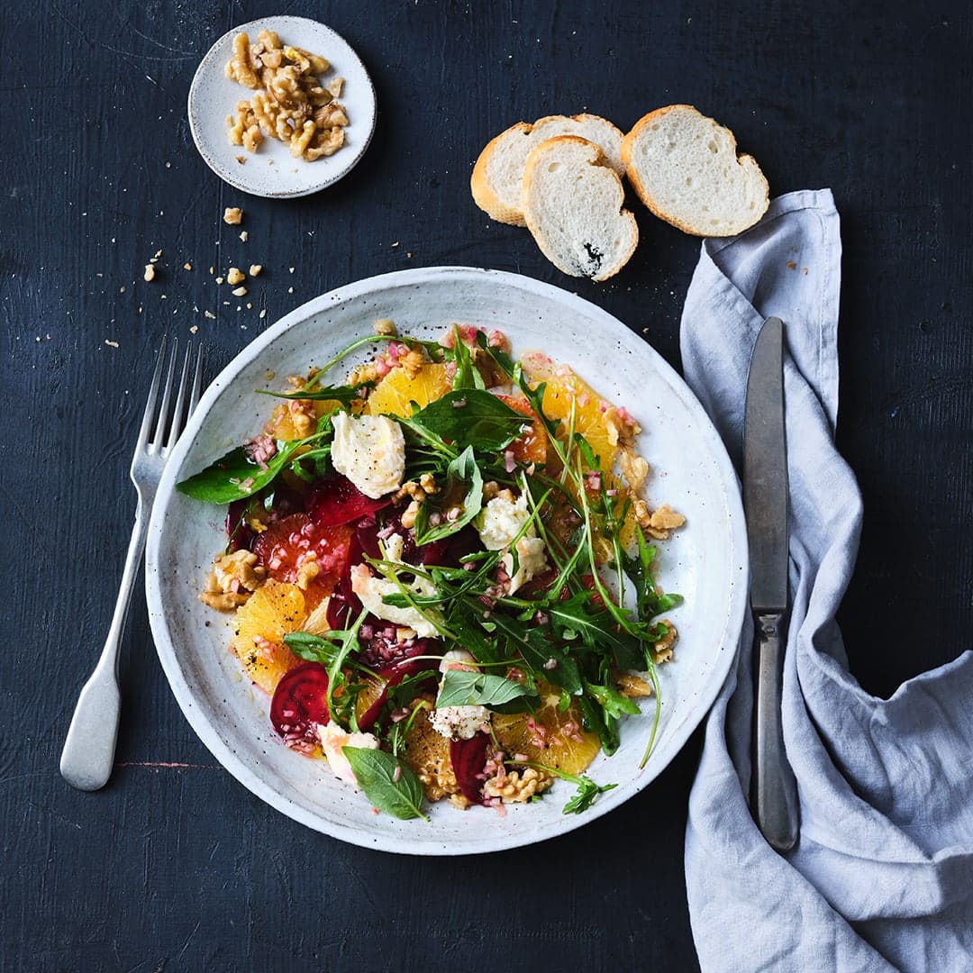 Caprese muss nicht nur eine Idee für den Sommer sein: Unsere winterliche Zitrus-Variante ist ein Orangen-Caprese mit Roter Bete, Mozzarella, Walnüssen und Rucola.