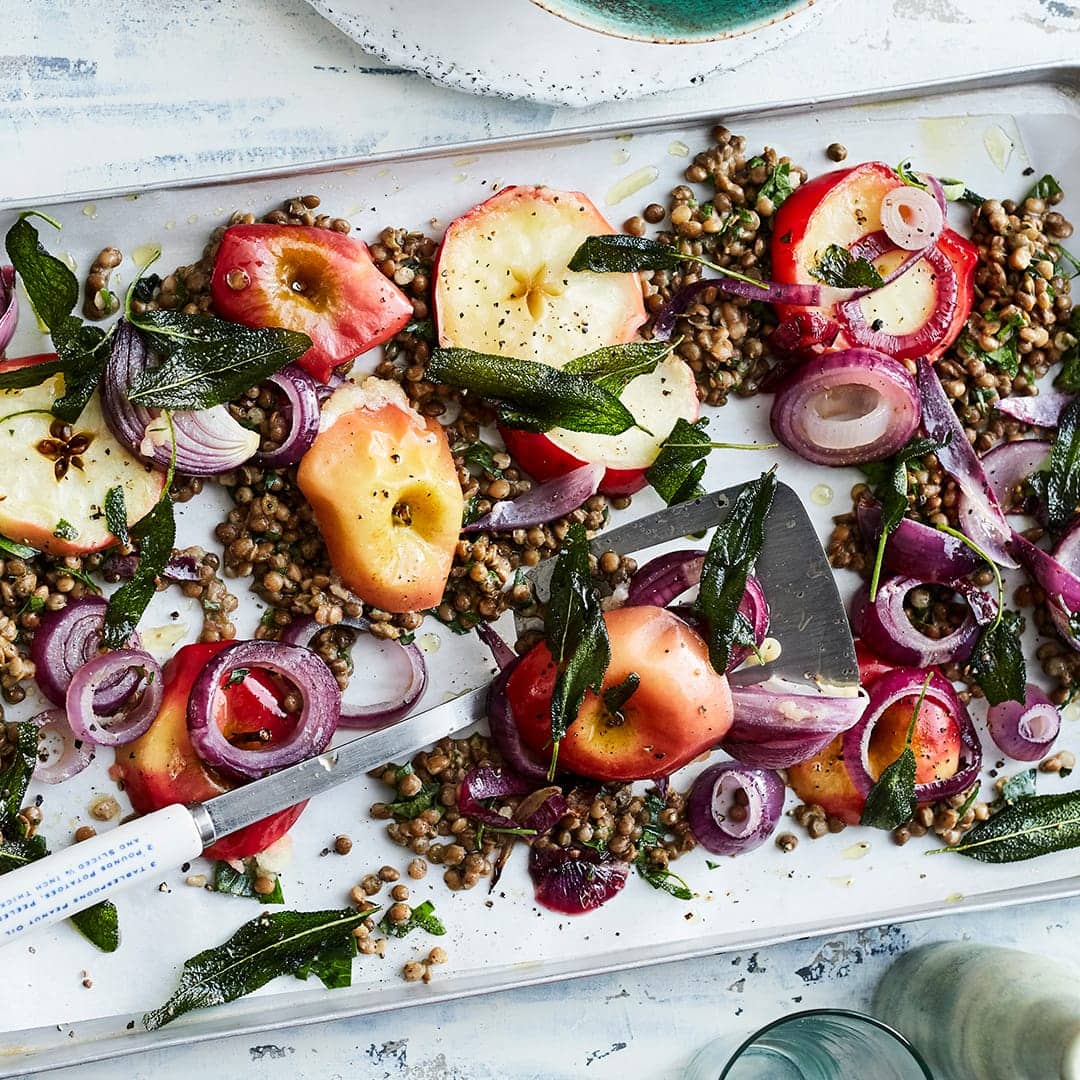 Bratäpfel einmal anders: Wir kennen die warmen Äpfel aus dem Ofen normalerweise mit Vanillesauce. Aber probieren Sie doch einmal unsere Ofenäpfel mit Linsensalat. Diese herzhafte Variante schmeckt winterlich aromatisch!