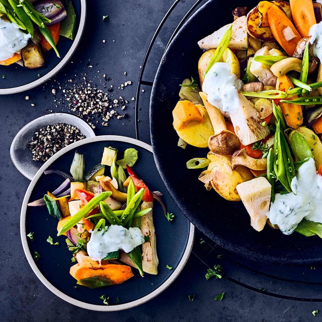 Mehr Gemüsepfanne geht fast nicht. Genießen Sie doch einmal Karotten, Auberginen, Paprika, Erbsen und Zucchini mit Jackfruit. Dazu einen leckeren selbstgemachten Kräuterquark.