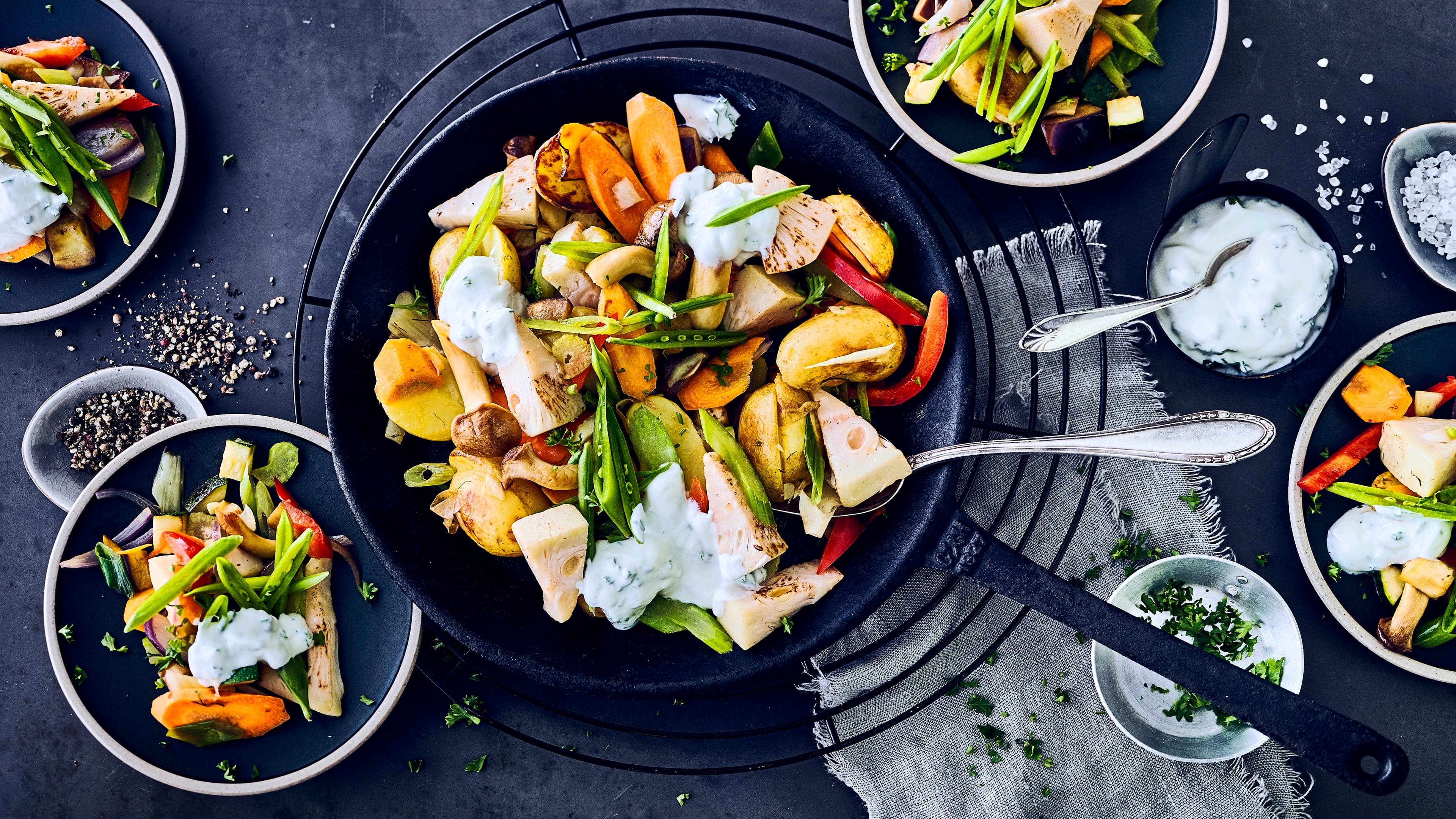 Jackfruit-Gemüsepfanne Mehr Gemüsepfanne geht fast nicht. Genießen Sie doch einmal Karotten, Auberginen, Paprika, Erbsen und Zucchini mit Jackfruit. Dazu einen leckeren selbstgemachten Kräuterquark.
