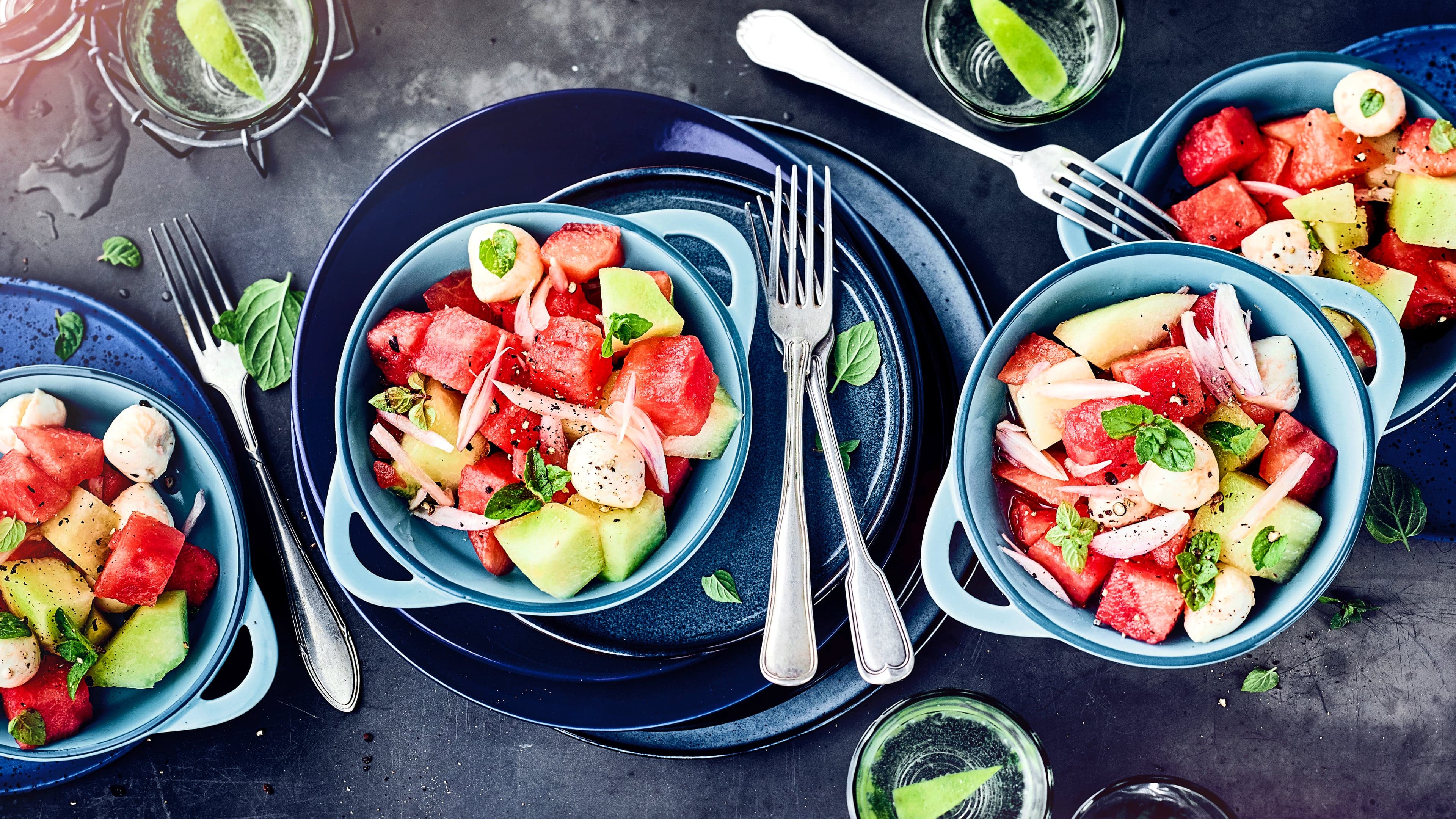 Melonen-Mozzarella-Salat Bereiten Sie einen bunten Melonen-Mozzarella-Salat mit frischer Wasser- und Galiamelone zu. Mini-Mozzarella & ein Balsamico-Bianco-Dressing runden das Gericht ab.