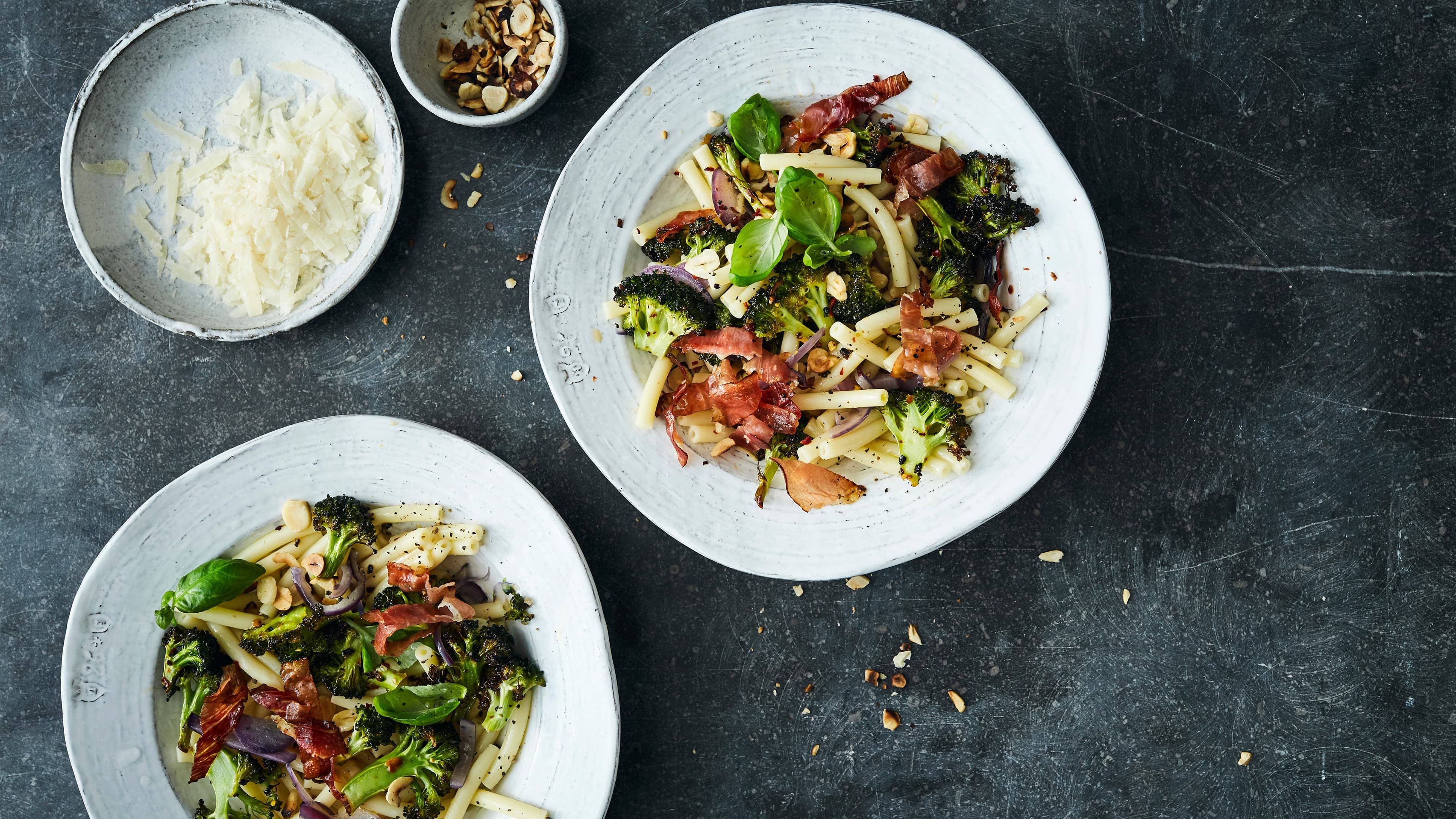 Makkaroni mit Nuss-Brokkoli Eine super Kombination ergibt unser selbstgemachter Mix aus Brokkoli, Haselnüssen und Speck - passt perfekt zu Makkaroni.