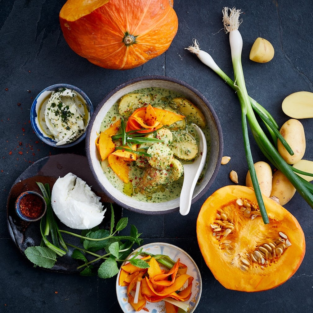 Im Herbst können wir gar nicht genug von Kürbis-Rezepten bekommen. Sie auch nicht? Dann versuchen Sie doch einmal unser thailändisches Kokos-Kartoffel-Curry mit mariniertem Kürbis und Minz-Mozzarella.