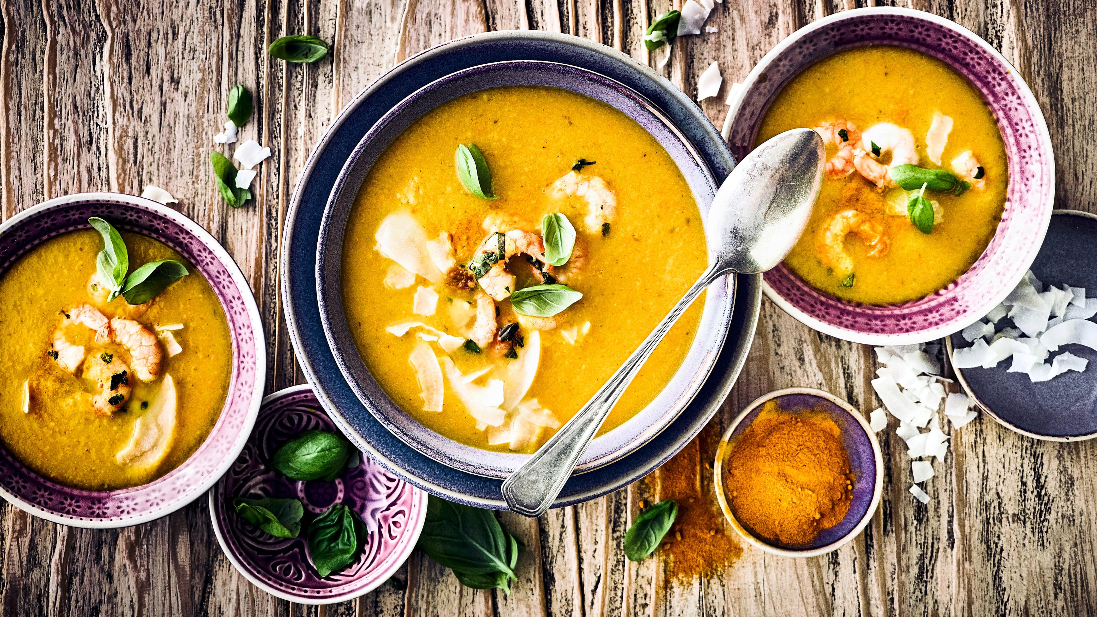 Kürbis-Kaki-Ingwer-Süppchen Raffinierte Vorspeise für Ihr Wintermenü oder einfach als warme Suppe an kalten Tagen: Probieren Sie unser Süppchen aus Kürbis, Kaki und Ingwer mit angebratenen Garnelen und Kokosraspeln!