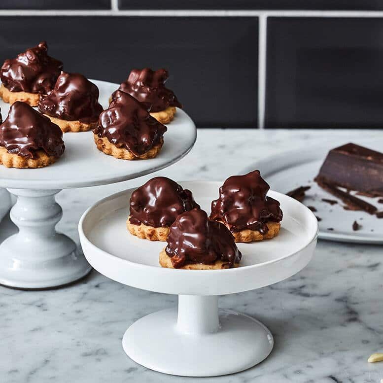 Traditionell aus anfallenden Resten bei der Tortenproduktion hergestellt, finden wir die kleinen Granatsplitter mit Schokohaube so lecker, dass wir sie unbedingt auch so zubereiten möchten.