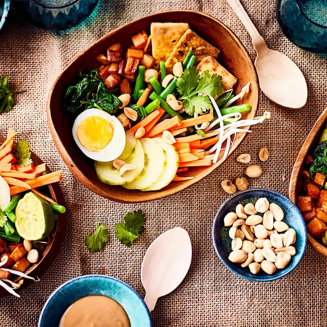 Vegetarisch und laktosefrei ist dieser aus Indonesien stammende Salat. Gado Gado enthält viel Gemüse, angebratenen Tofu und hartgekochte Eier.