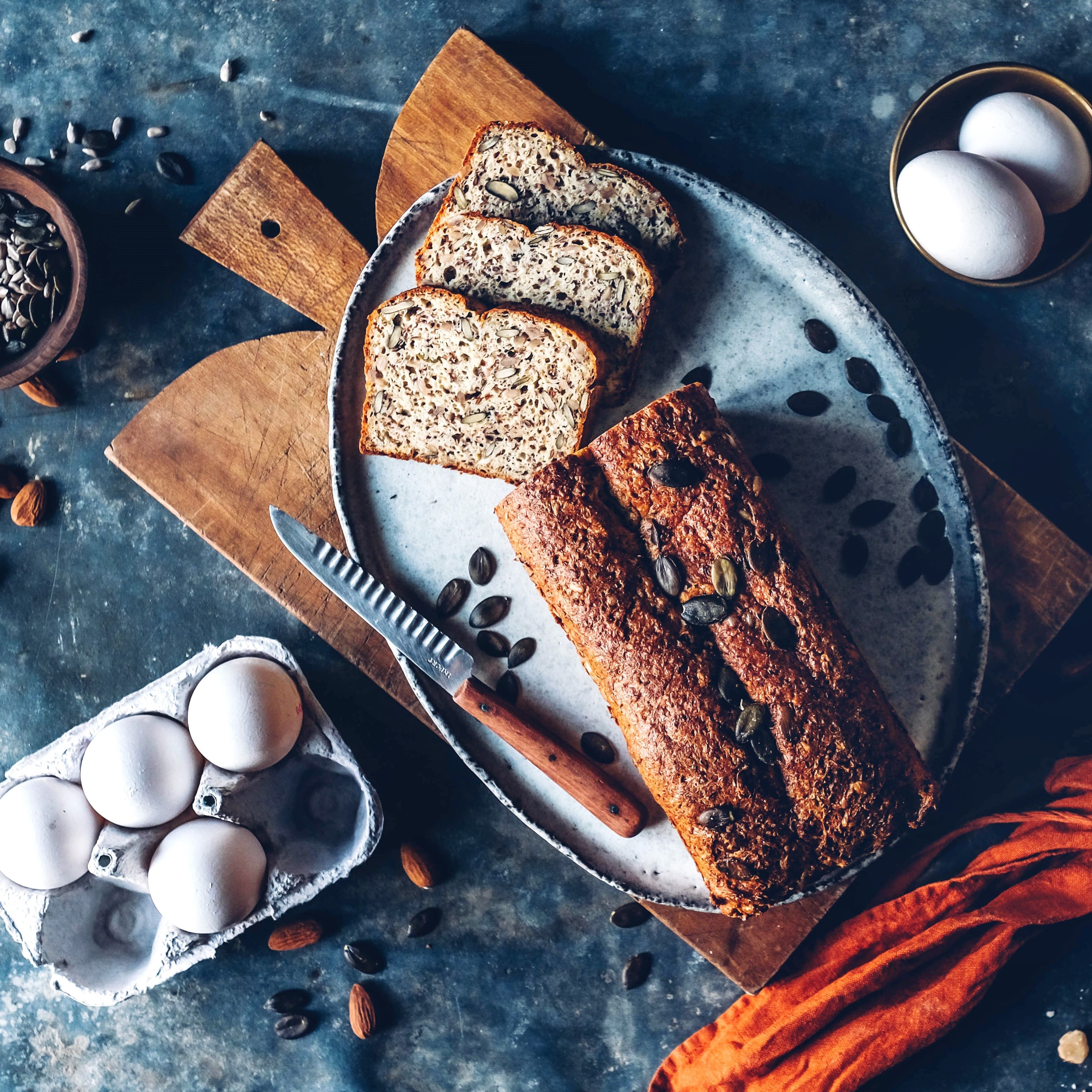 Gemahlene Mandeln, viele Kerne, Magerquark, Eier und Mandelmilch: Unser Rezept für ein Low-Carb-Brot mit gemahlenen Mandeln benötigt kein Mehl und reduziert dadurch Kohlenhydrate.