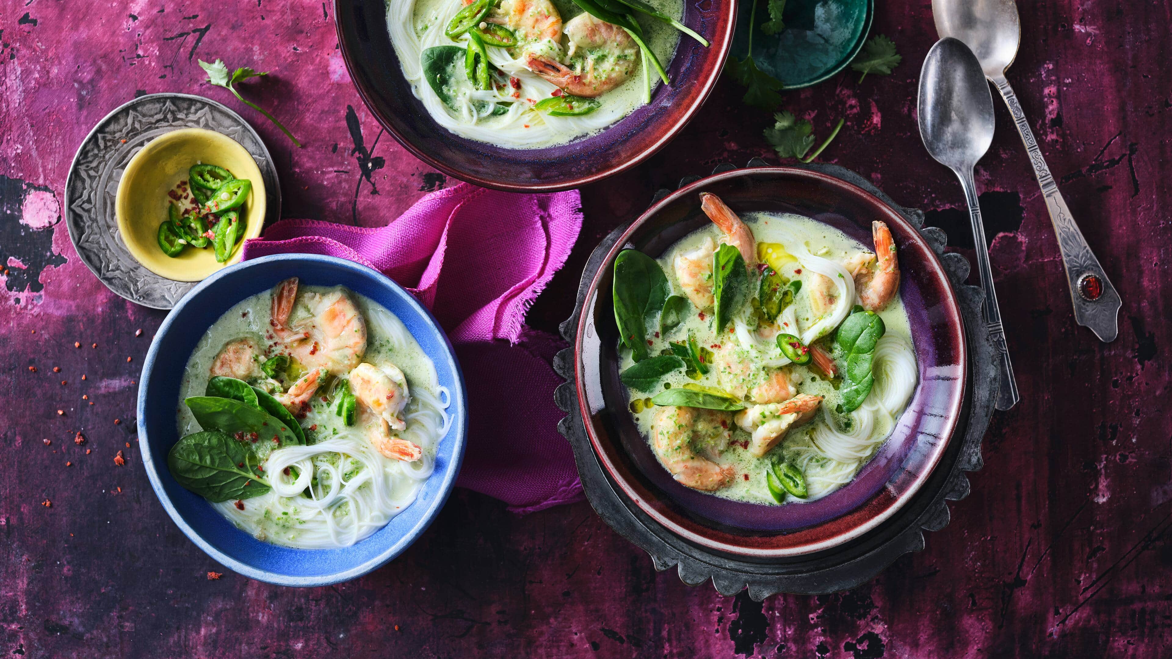 Grünes Curry mit Garnelen Nicht nur Fans der indisch-asiatischen Küche kommen mit unserem Rezept für Grünes Curry mit Garnelen auf den Geschmack, das Rezept eignet sich auch hervorragend, wenn es mal wieder schnell gehen muss.