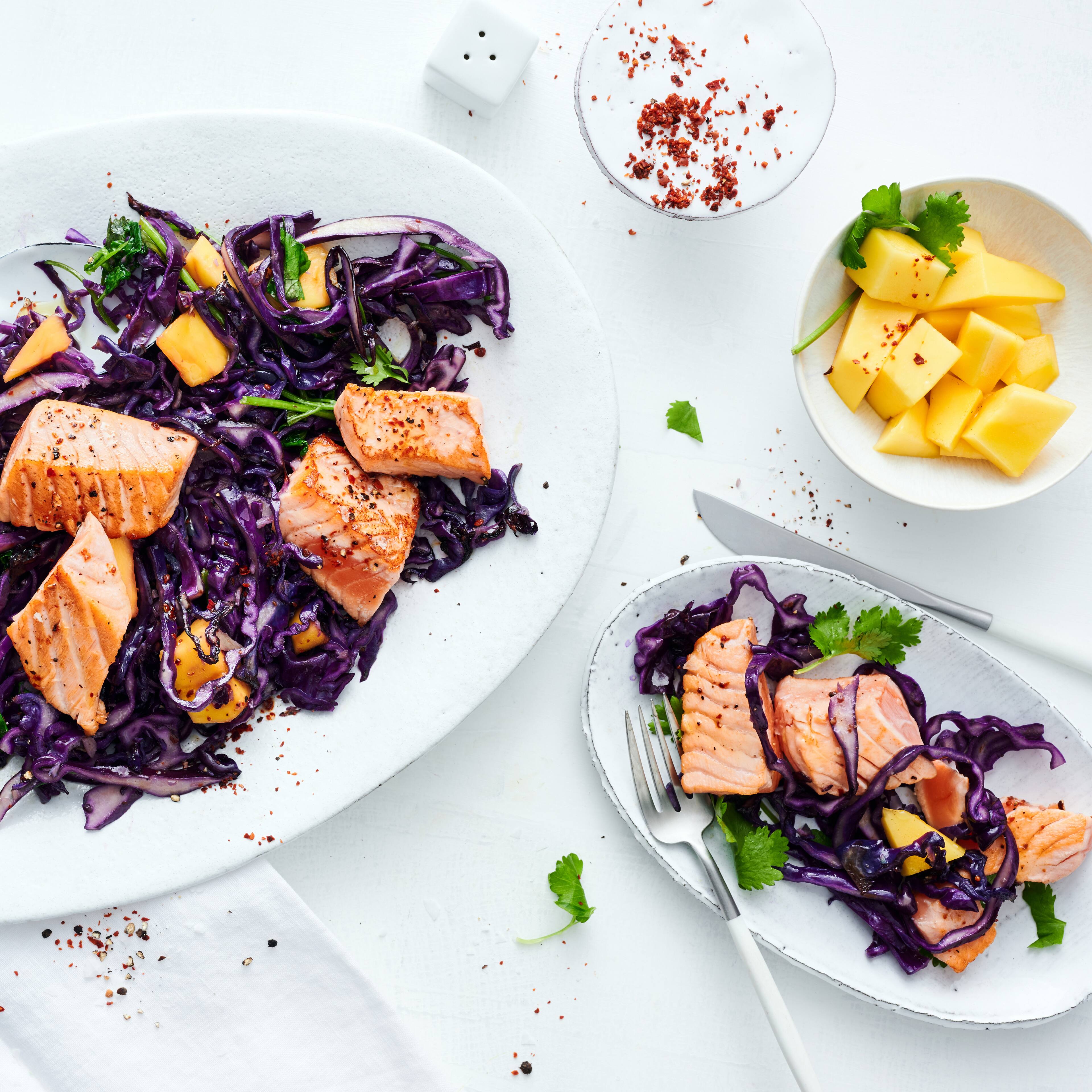 Knackiger Salat aus Rotkohl und fruchtiger Mango, getoppt mit frischem Lachs. Klingt nach Ihrem Geschmack? Dann ran an die Pfanne und losgelegt – schnell zubereitet und super lecker.
