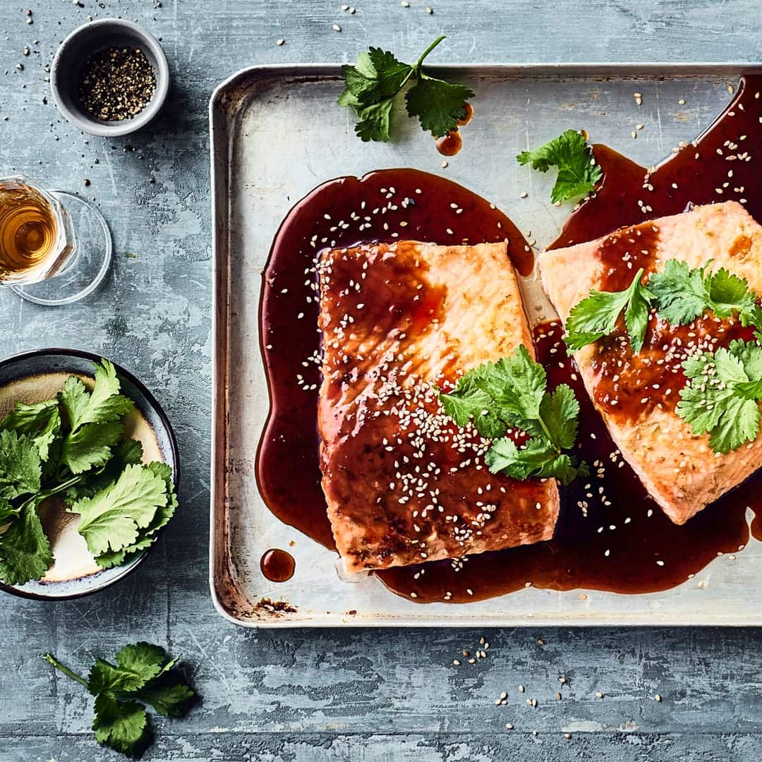 Köstlich gebratener Lachs mit selbstgemachter Teriyaki-Soße: Probieren Sie diese leckere Kombination und servieren dazu am besten Reis.
