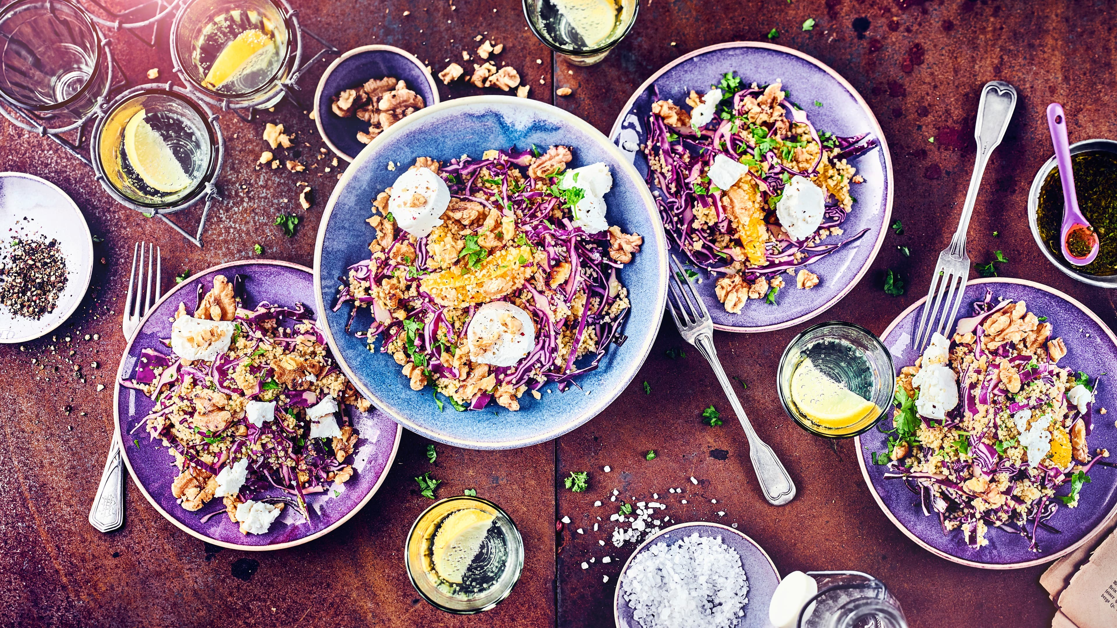 Winterlicher Salat mit Pep: Unser fruchtiger Couscous-Salat mit Orange, Rotkohl und Ziegenfrischkäse wird Sie begeistern.