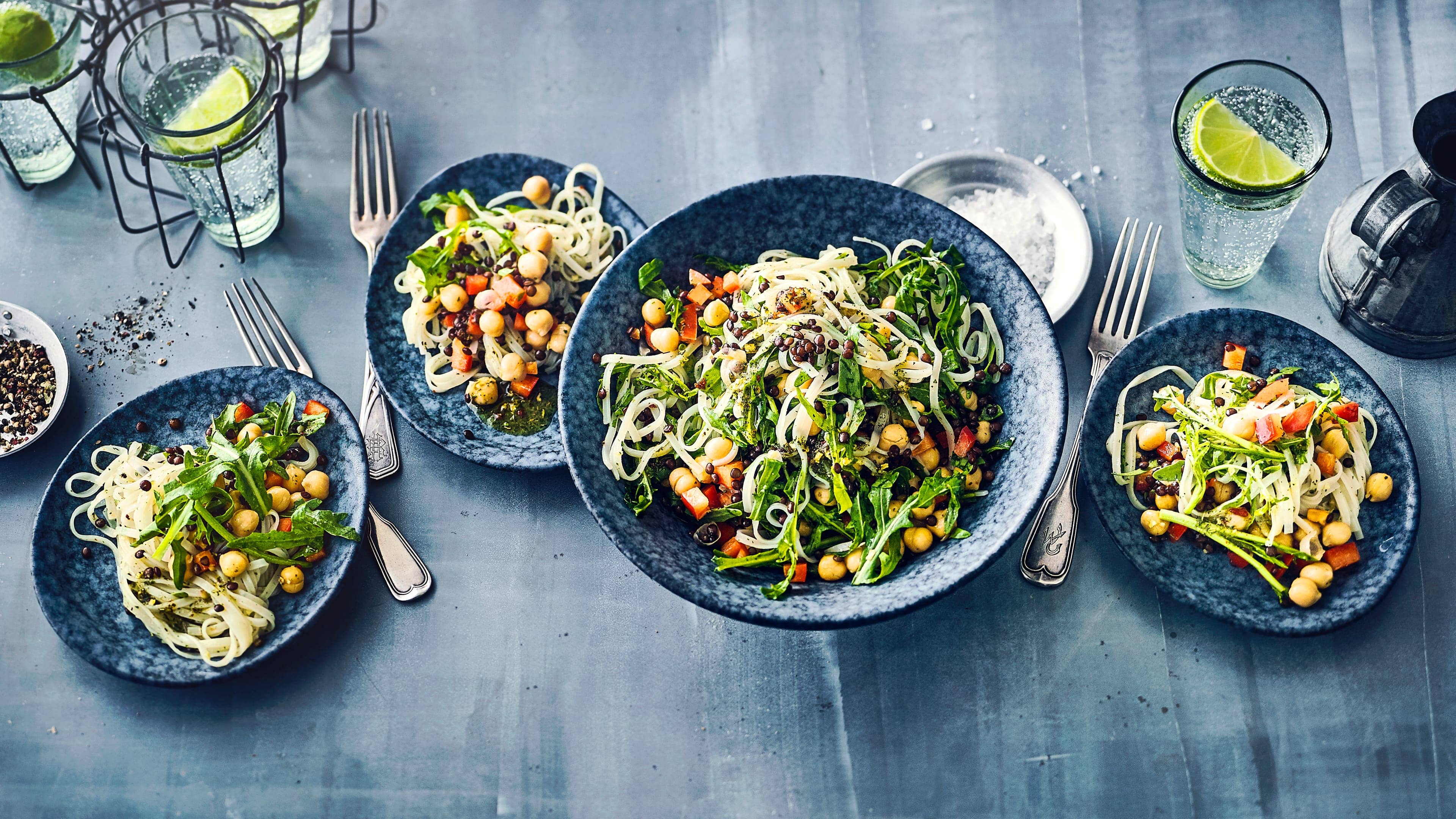 Nudel-Linsen-Salat Ein sättigender Salat mit Hülsenfrüchten, Reisnudeln und Rucola – schnell zubereitet, vegetarisch und eine tolle Kombination.