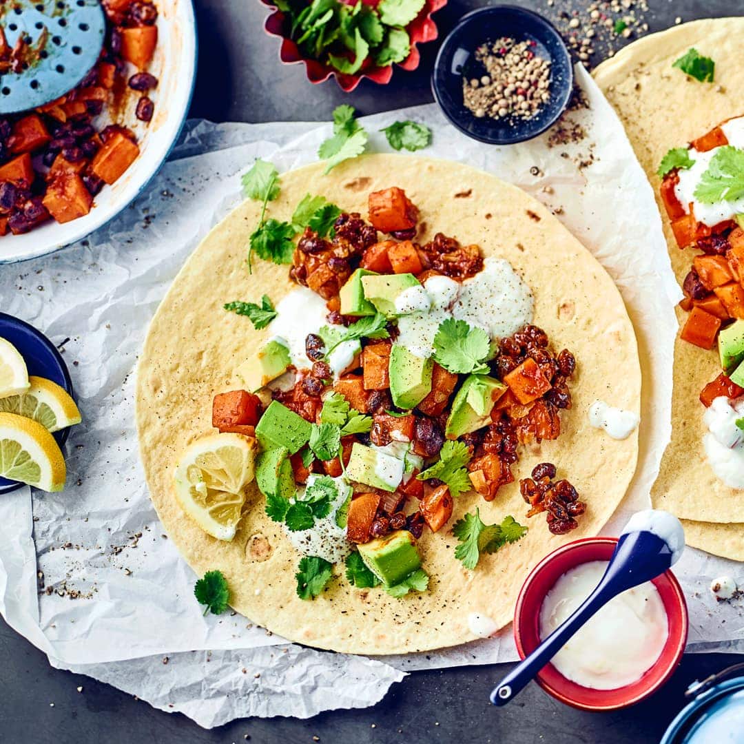 Wenn Sie gerne Wraps lieben, diese aber einmal vegetarisch probieren möchten: Unser Rezept für Tortilla mit schwarze-Bohnen-Chili enthält dazu noch aromatische Süßkartoffeln und ein Topping aus Avocado und Zitronendip.