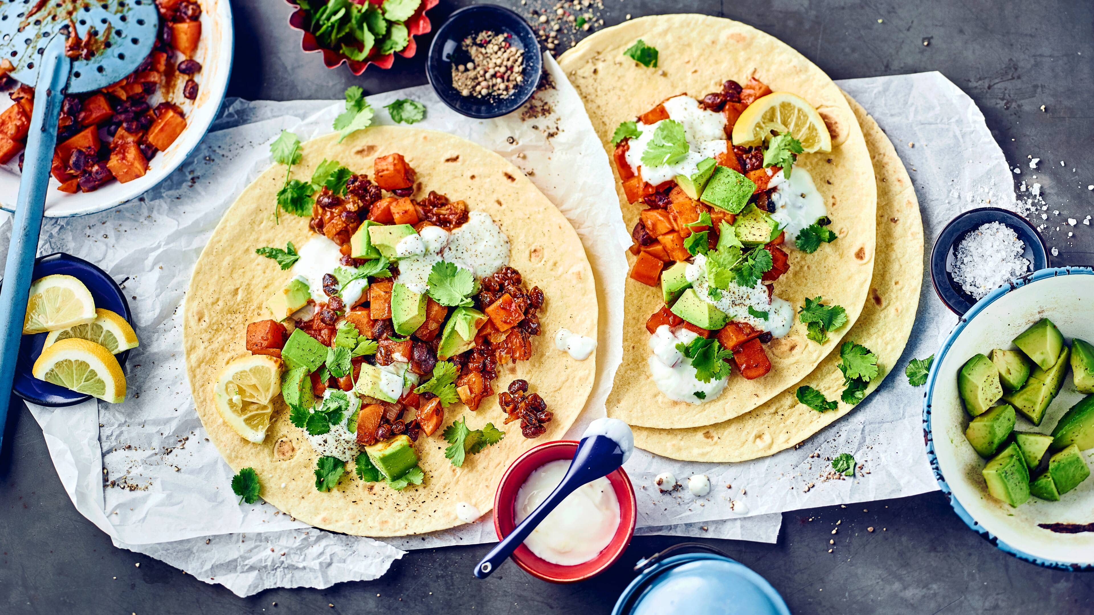 Tortilla mit schwarze-Bohnen-Chili Wenn Sie gerne Wraps lieben, diese aber einmal vegetarisch probieren möchten: Unser Rezept für Tortilla mit schwarze-Bohnen-Chili enthält dazu noch aromatische Süßkartoffeln und ein Topping aus Avocado und Zitronendip.