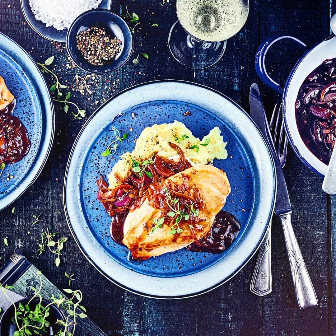 Peppen Sie Ihr Hähnchen auf und probieren Sie unser Rezept für saftige Hähnchenbrust mit einer karamellisierten Balsamico-Zwiebelsauce. Dazu passen Kartoffelpüree und ein Feldsalat.