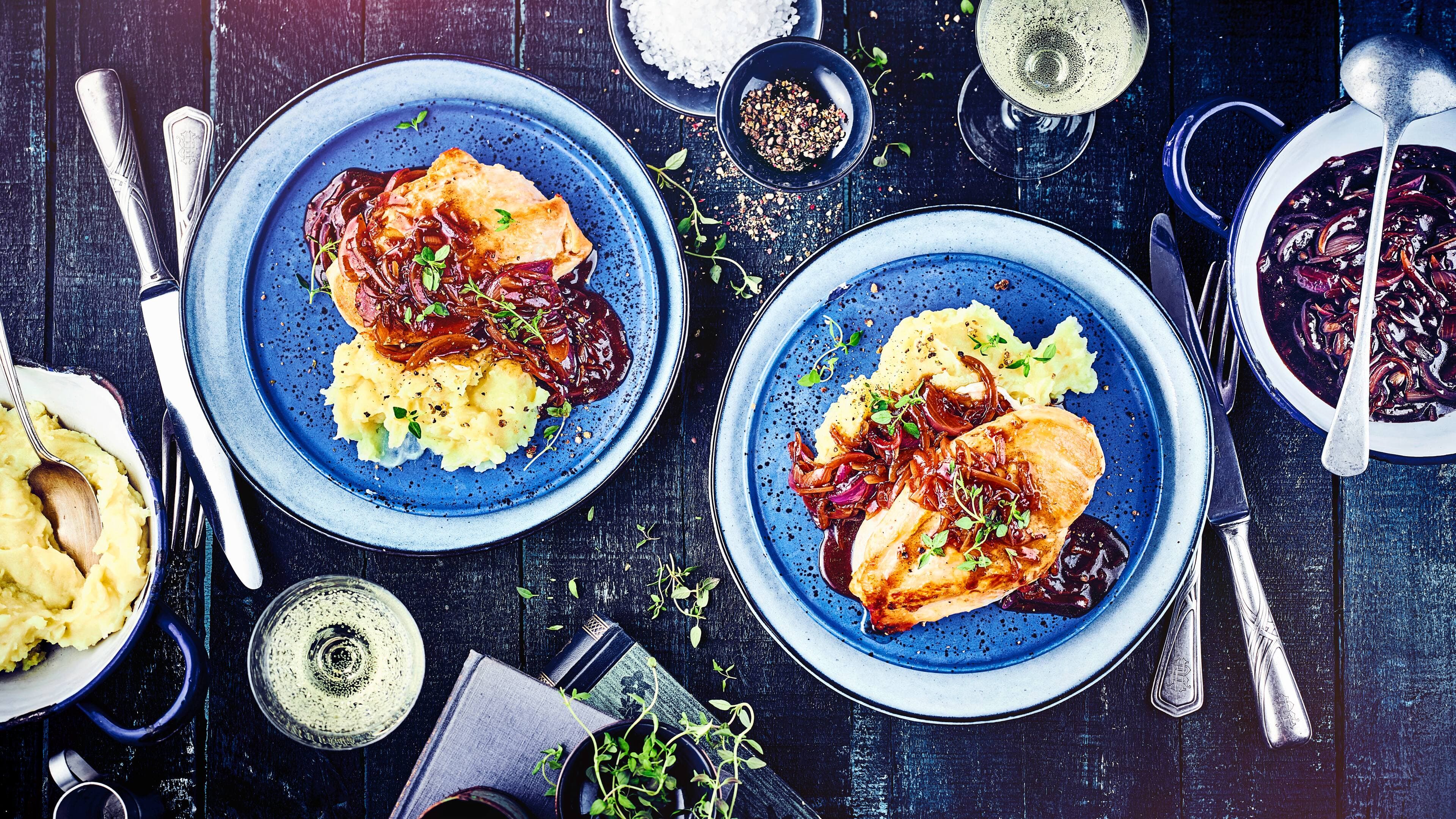 Hähnchenbrust mit Balsamico-Zwiebelsauce Peppen Sie Ihr Hähnchen auf und probieren Sie unser Rezept für saftige Hähnchenbrust mit einer karamellisierten Balsamico-Zwiebelsauce. Dazu passen Kartoffelpüree und ein Feldsalat.