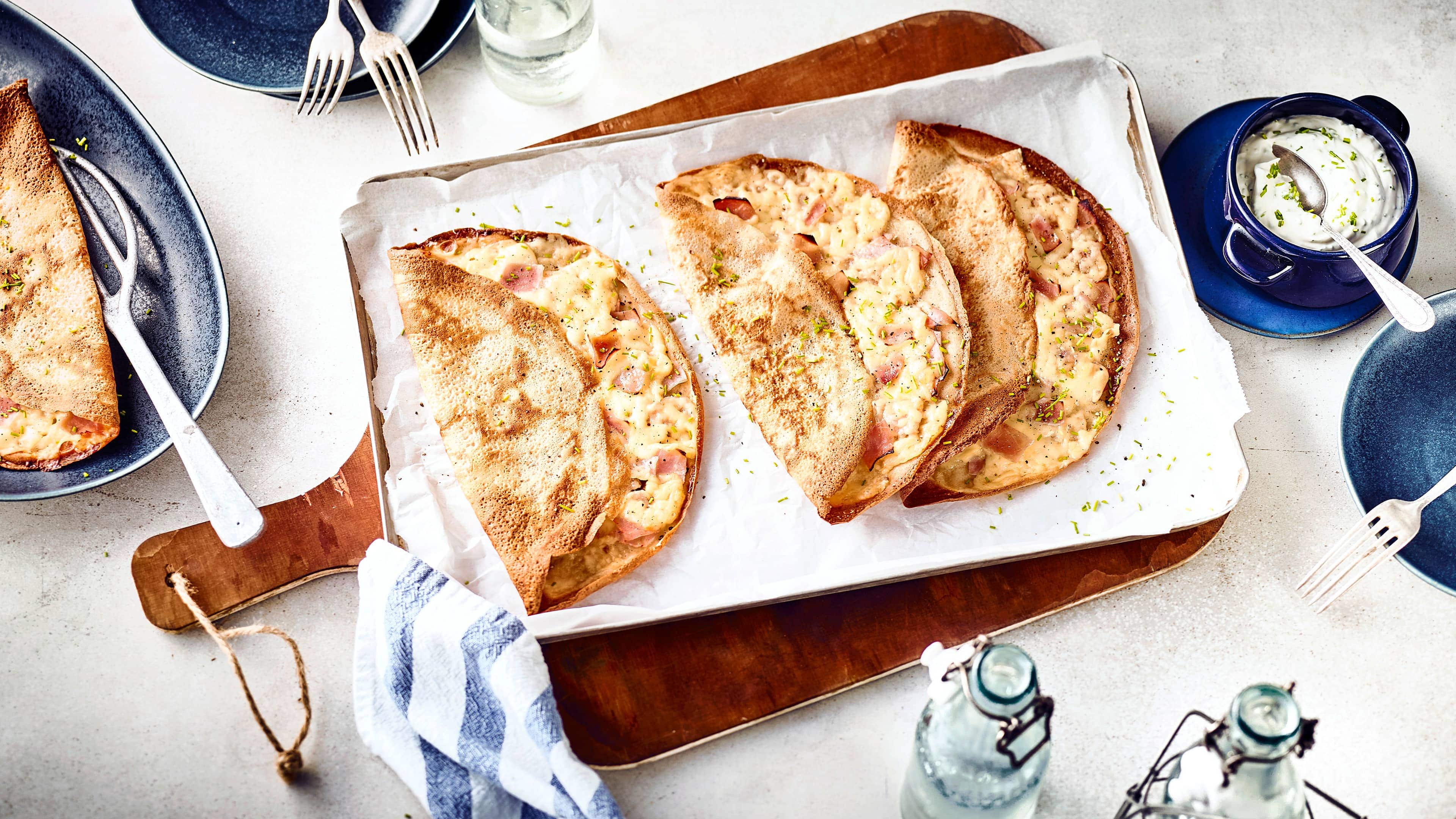 Crêpes mit Käse und Schinken Wie auf der Kirmes oder vom Weihnachtsmarkt: Leckere Crêpes – selbstgemacht und ganz einfach mit Käse und Schinken belegt.