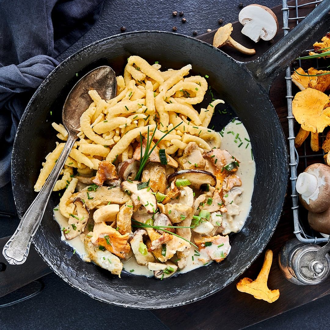 Genießen Sie unser vegetarisches Pilzgeschnetzeltes mit einer bunten Mischung aus vielen frischen Pilzen, veganem Fleischersatz und frischen Eierspätzle.  Alternativ kann das Rezept natürlich auch mit Hähnchenfleisch zubereitet werden.