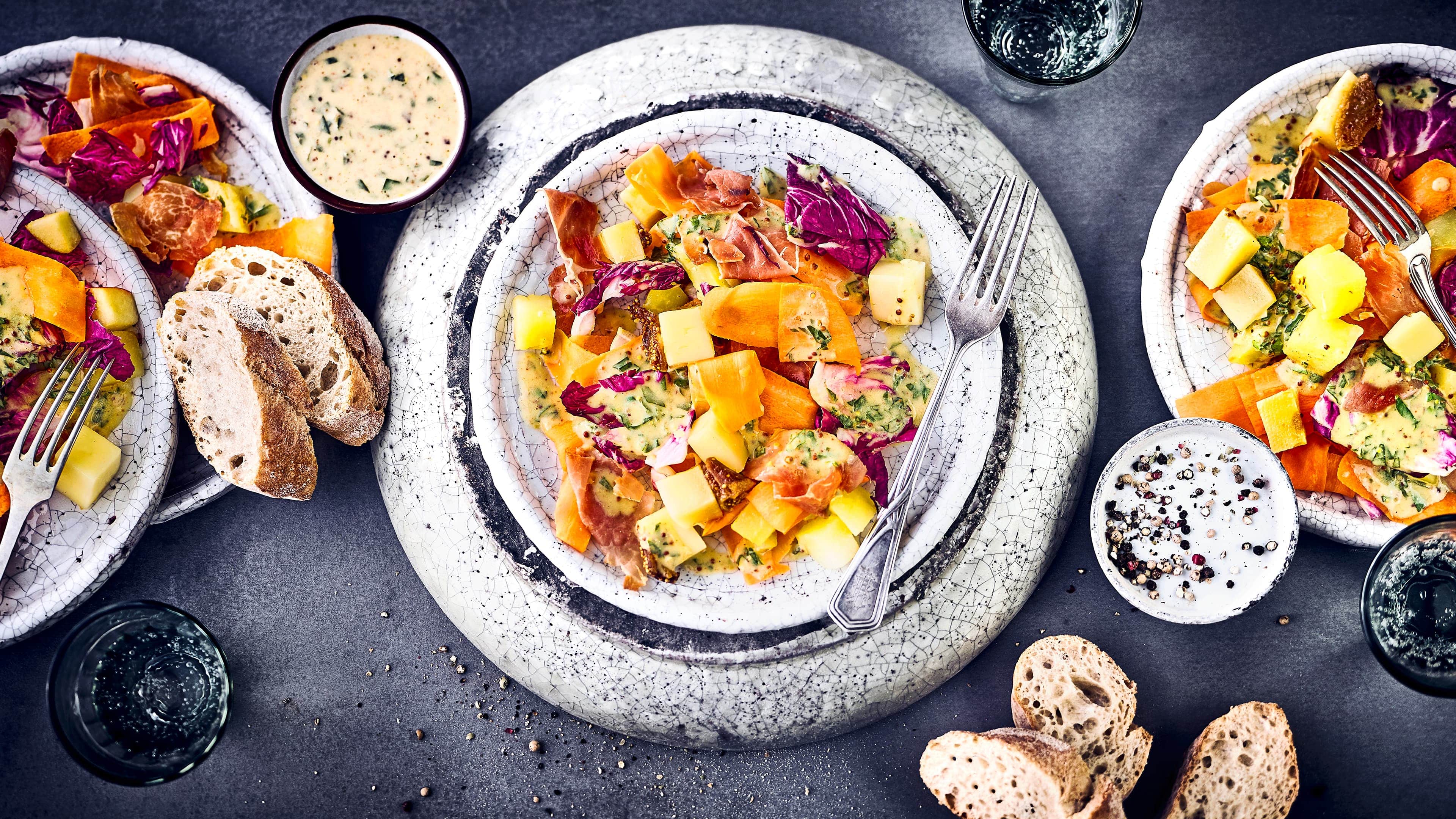 Radicchiosalat mit Schinken Unser Tipp für eine leckere Zwischenmahlzeit: Probieren Sie unseren Salat aus Radicchio, Möhren, Äpfel und Schinken an Senf-Sahne-Dressing!