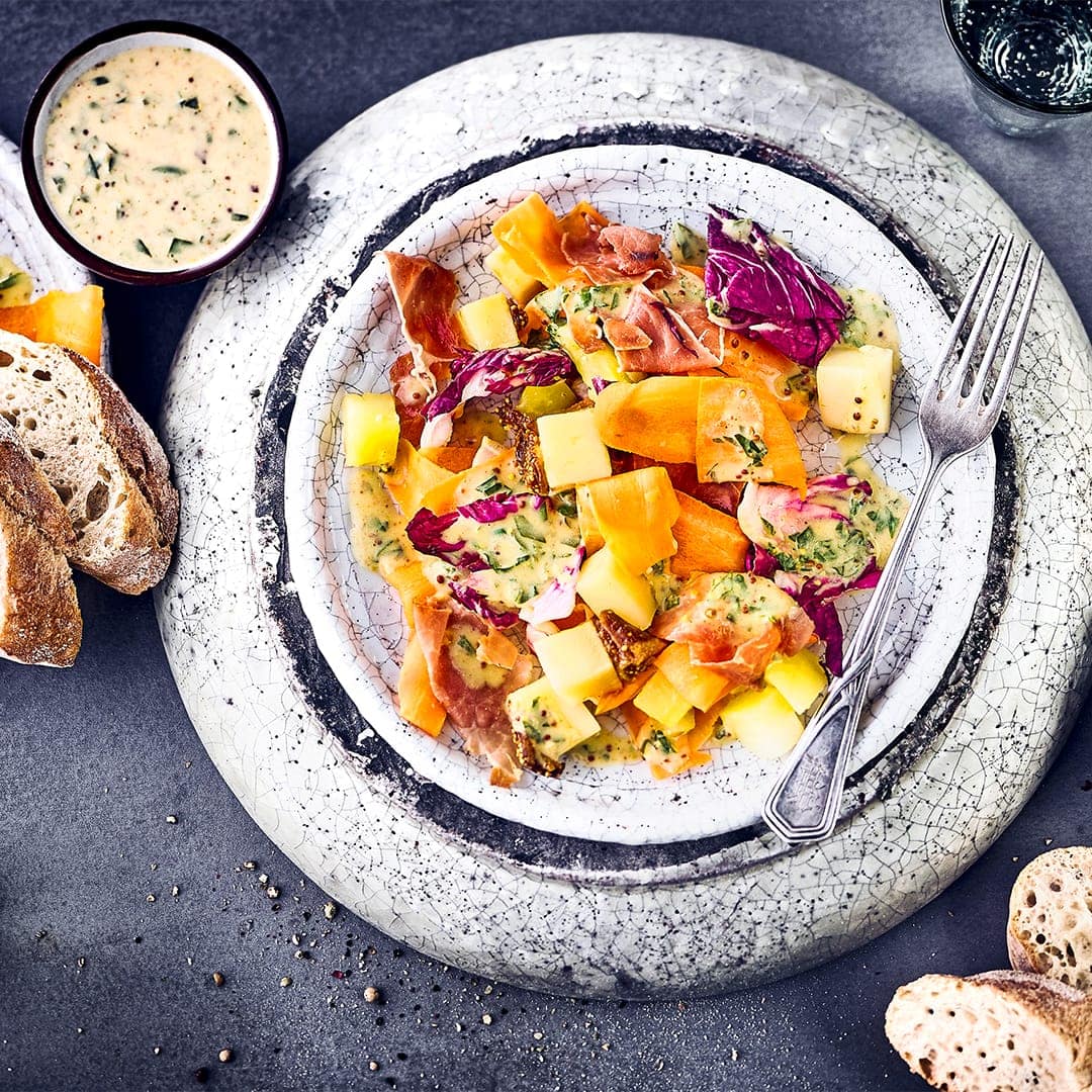 Unser Tipp für eine leckere Zwischenmahlzeit: Probieren Sie unseren Salat aus Radicchio, Möhren, Äpfel und Schinken an Senf-Sahne-Dressing!