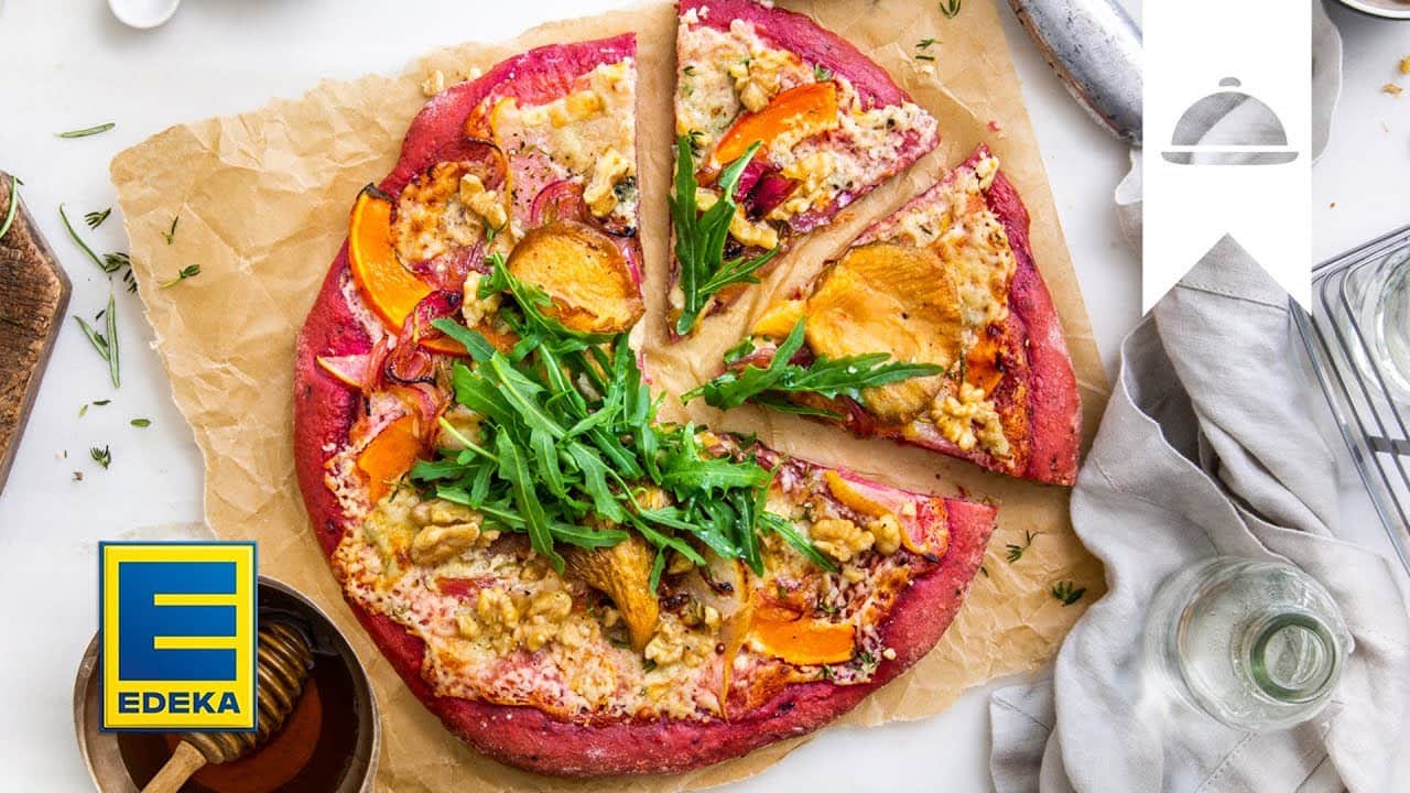 Kürbispizza Rezept YouTube Platzhalterbild für ein Video mit dem Titel 'Kürbispizza Rezept'.