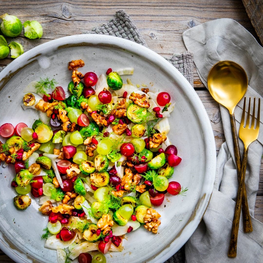 Da man im Winter ja bekanntlich besonders viele Vitamine braucht, gibt es hier eine Extraportion davon. Unser Wintersalat mit Rosenkohl, Walnüssen, Fenchel und Granatapfelkernen ist genau das Richtige für triste Wintertage.