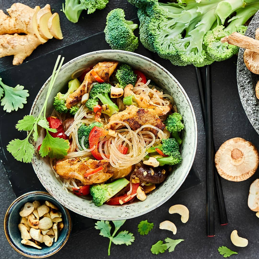Genießen Sie unsere asiatische Wokpfanne mit Brokkoli ganz ohne Fleisch sondern mit veganem Fleischersatz und allerlei frischem Gemüse.
