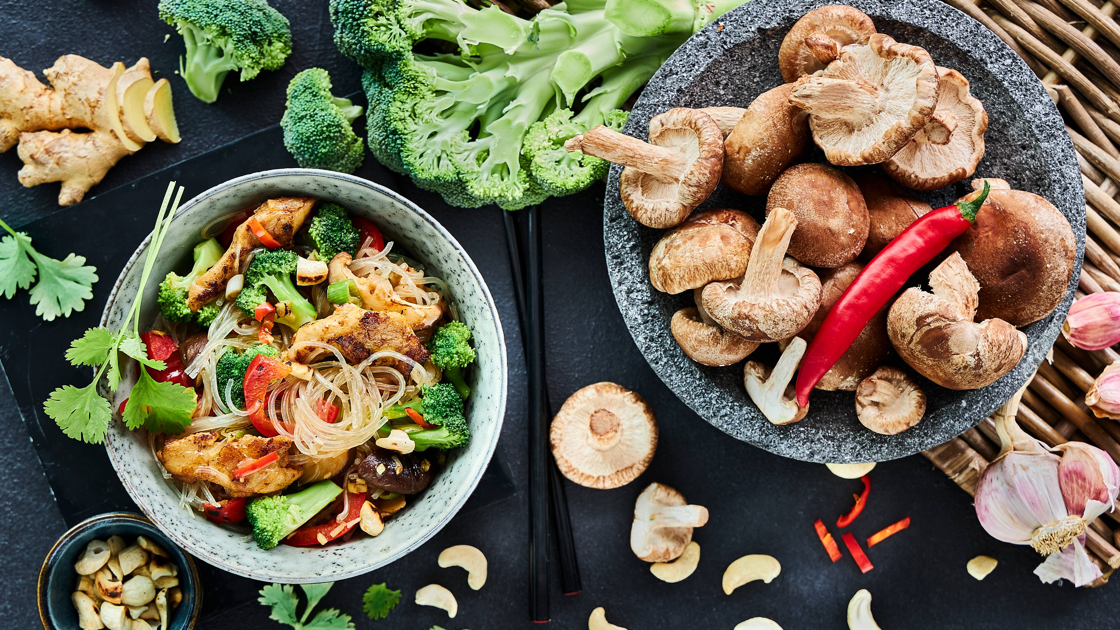 Asiatische Wokpfanne mit Brokkoli Genießen Sie unsere asiatische Wokpfanne mit Brokkoli ganz ohne Fleisch sondern mit veganem Fleischersatz und allerlei frischem Gemüse.