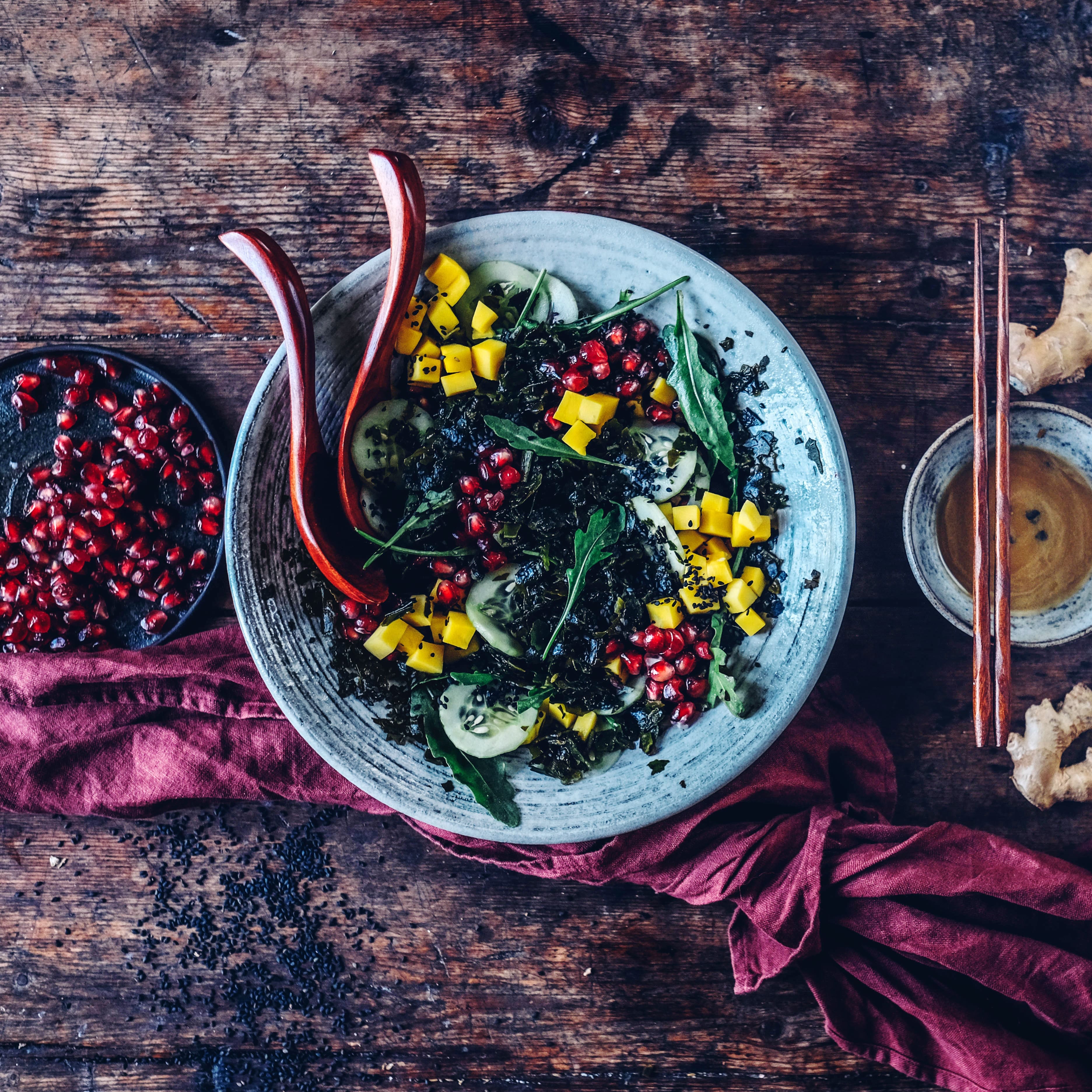 Ausgefallen und superlecker: Unser Rezept für einen fruchtig-scharfen Algensalat mit Granatapfel, Mango, Gurke und einem Dressing aus Sojasoße, Zitronenabrieb, Sesamöl und Ahornsirup.