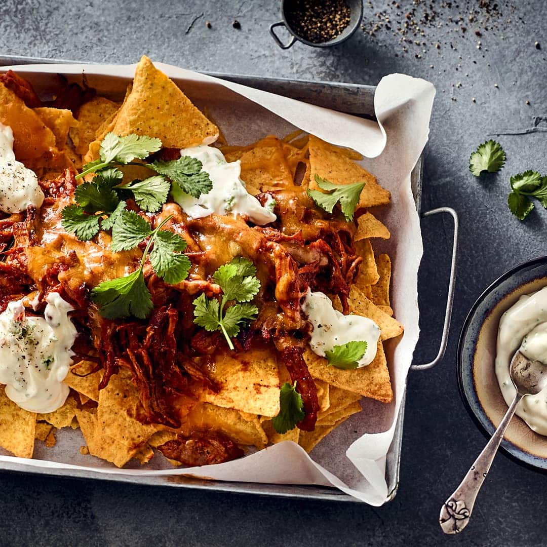 Eine Tüte Chips aufmachen ist einfach, aber hier kommt der volle Genuss: Pulled Pork Nachos – mit zweierlei selbstgemachten Soßen.