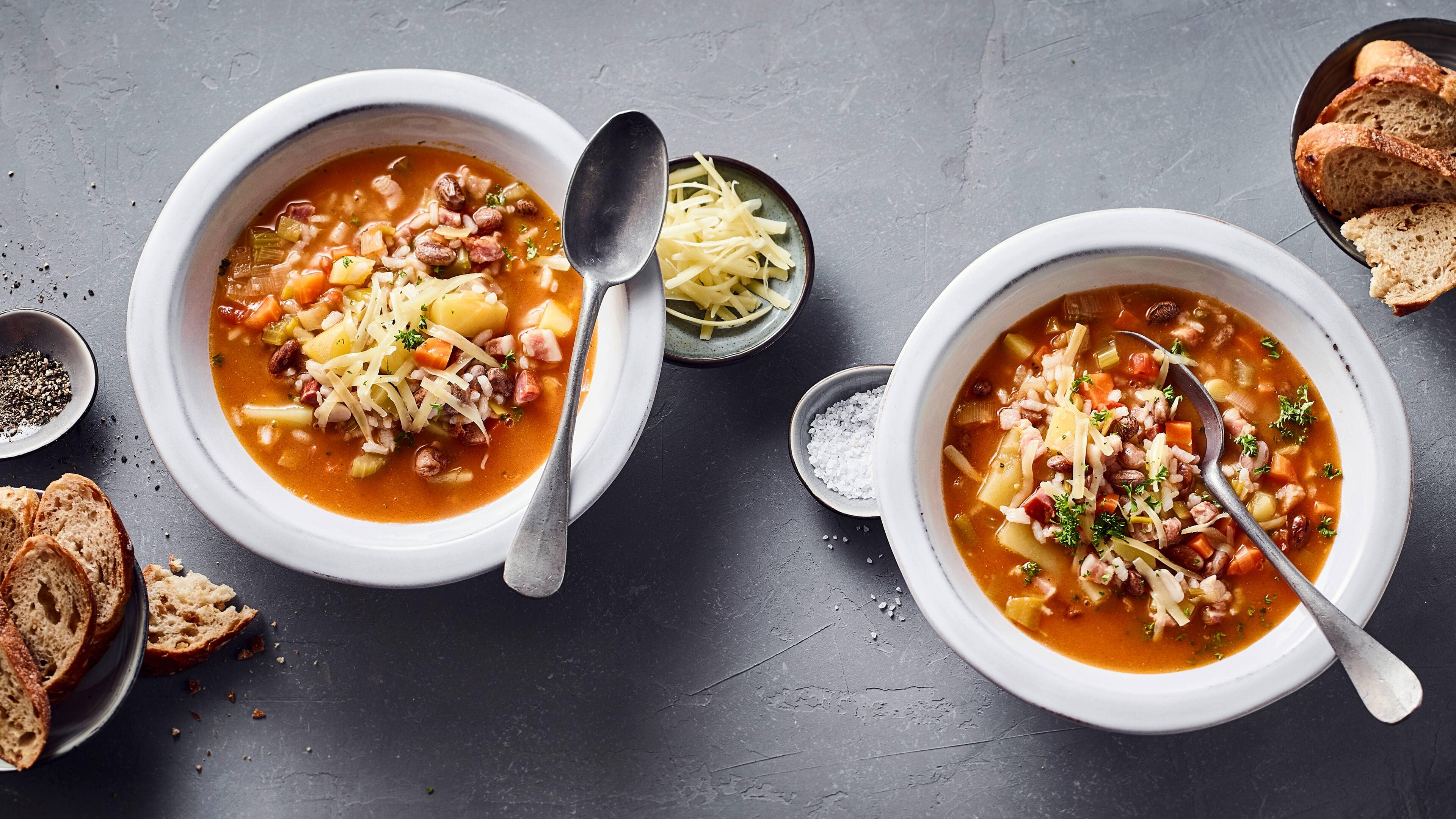Tessiner Minestrone Bohnen, Speck und Risotto-Reis sind die Highlights dieser Suppe: Probieren Sie doch einmal eine Tessiner Minestrone!