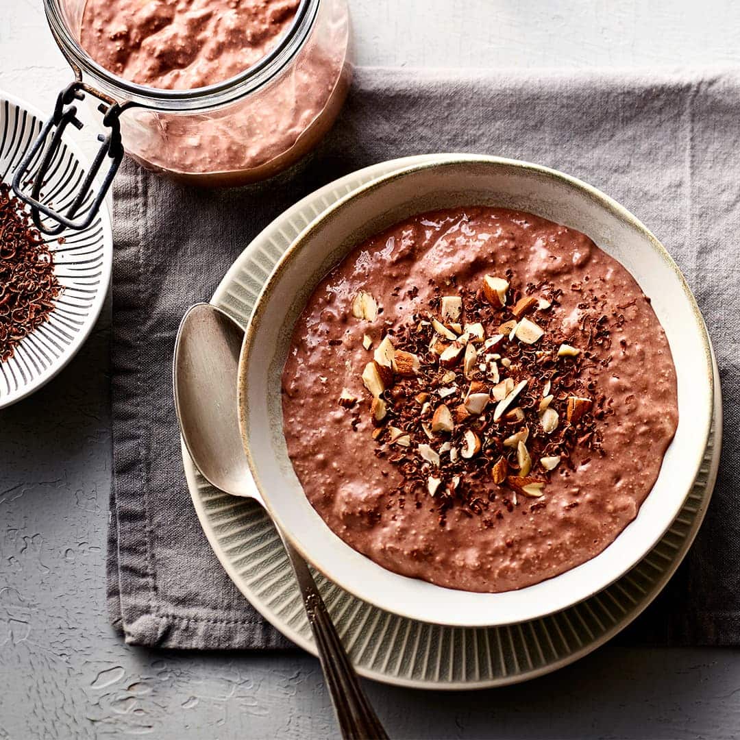 Overnight Oats sind perfekt vorzubereiten und lassen sich super variieren. Wie zum Beispiel in unserem Rezept für Schoko-Bananen-Overnigh-Oats!